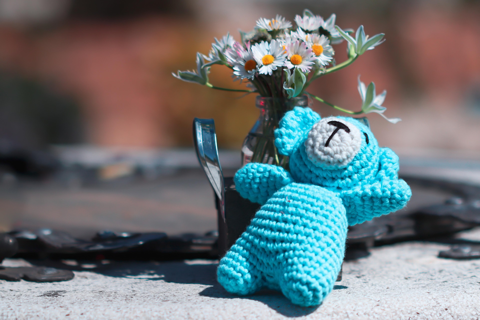 Un ours en peluche bleu fait à la main | Source : Pixabay