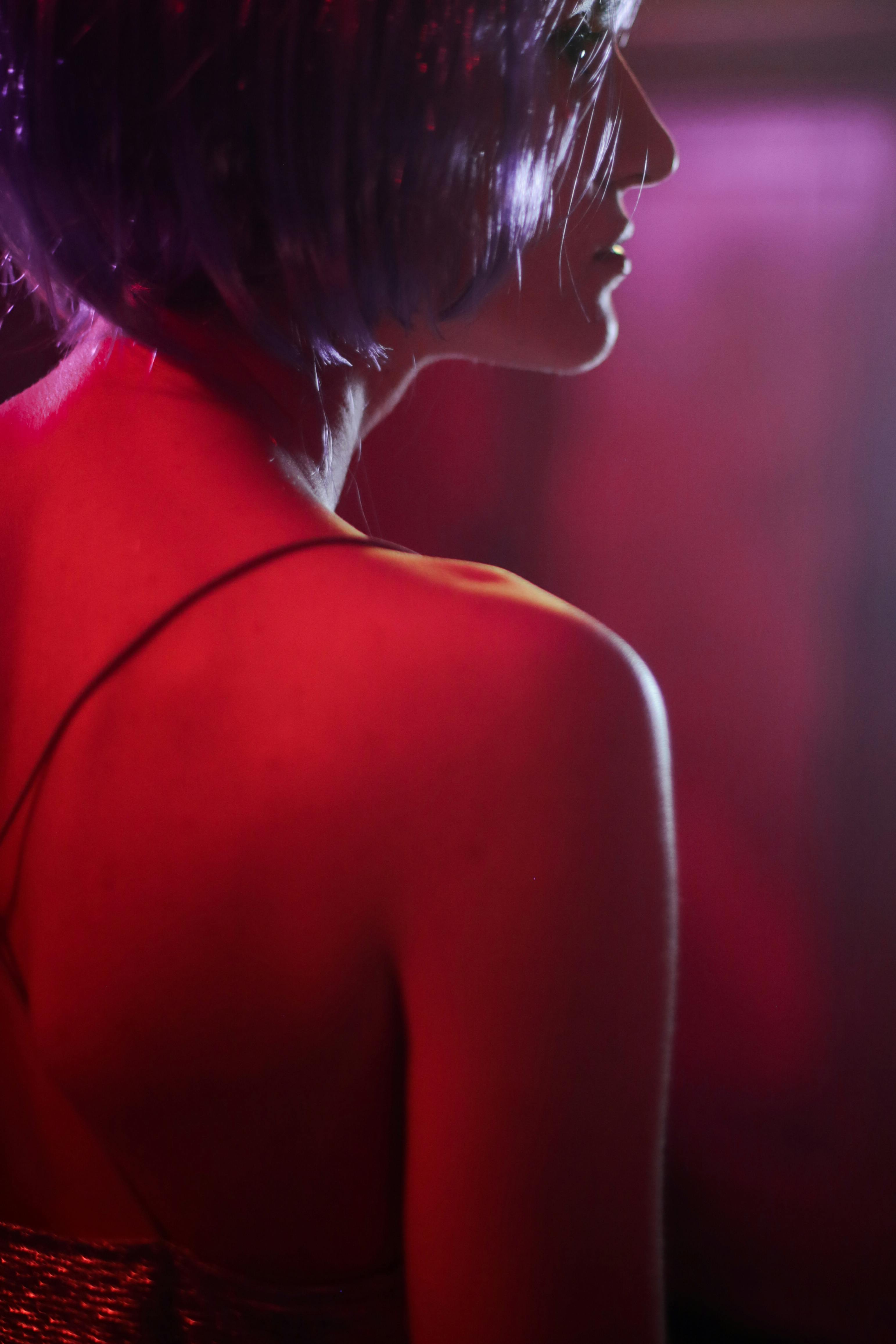 Une femme regardant de côté | Source : Pexels