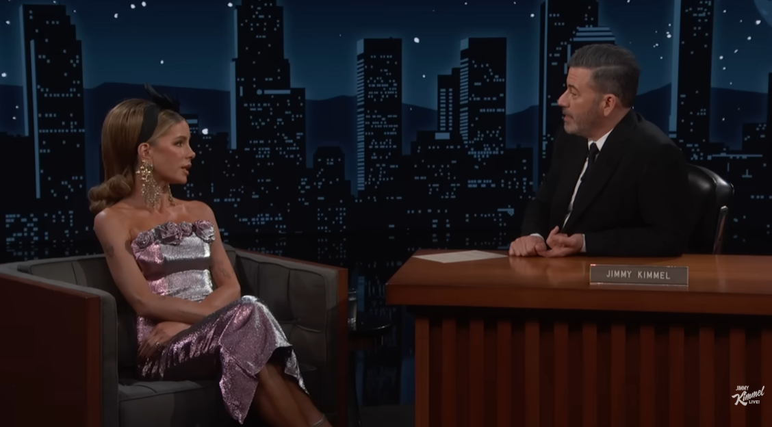 Kate Beckinsale dans l'émission « Jimmy Kimmel Live ! » le 25 novembre 2025. | Source : Getty Images