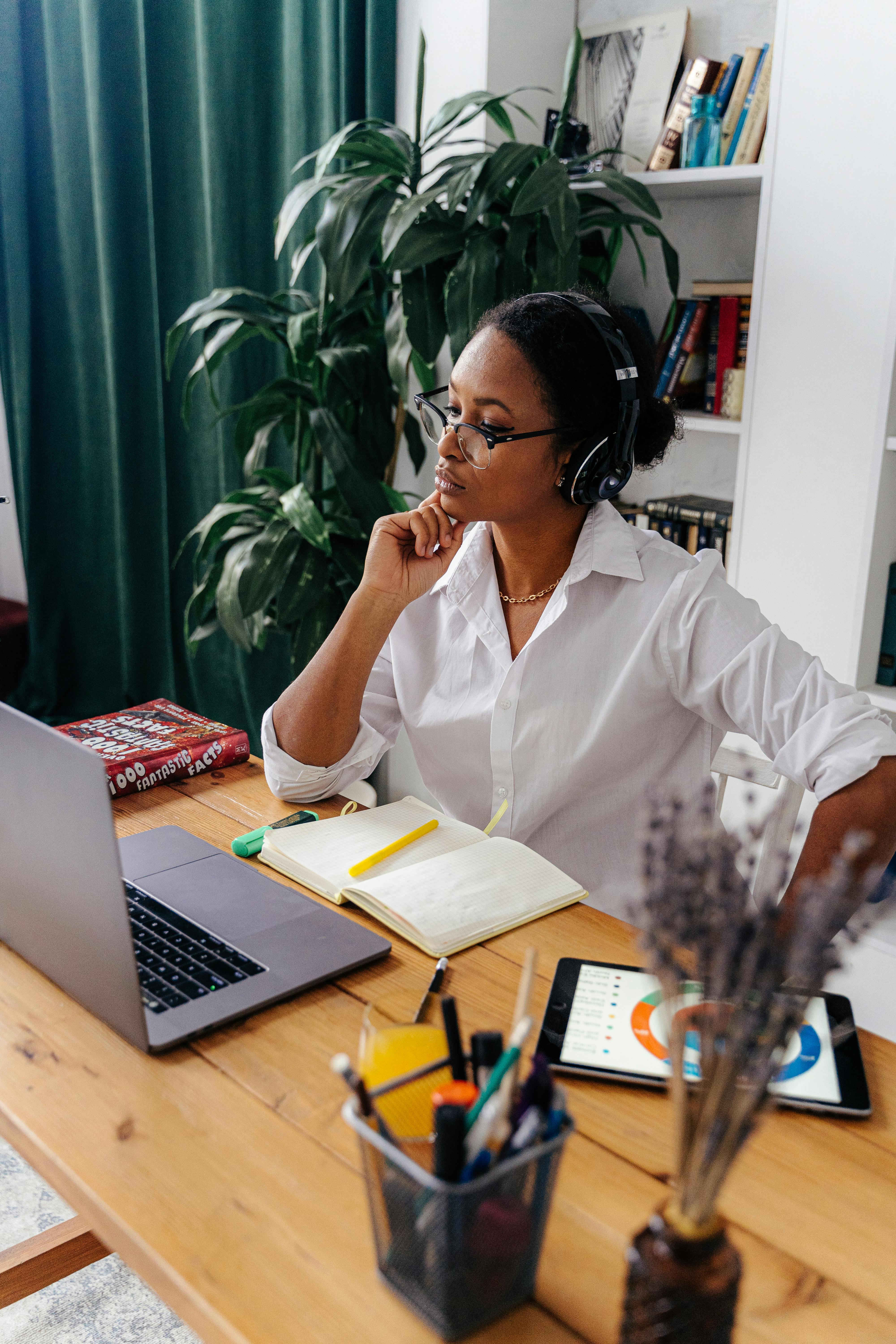 Une femme bouleversée qui regarde un ordinateur portable | Source : Pexels