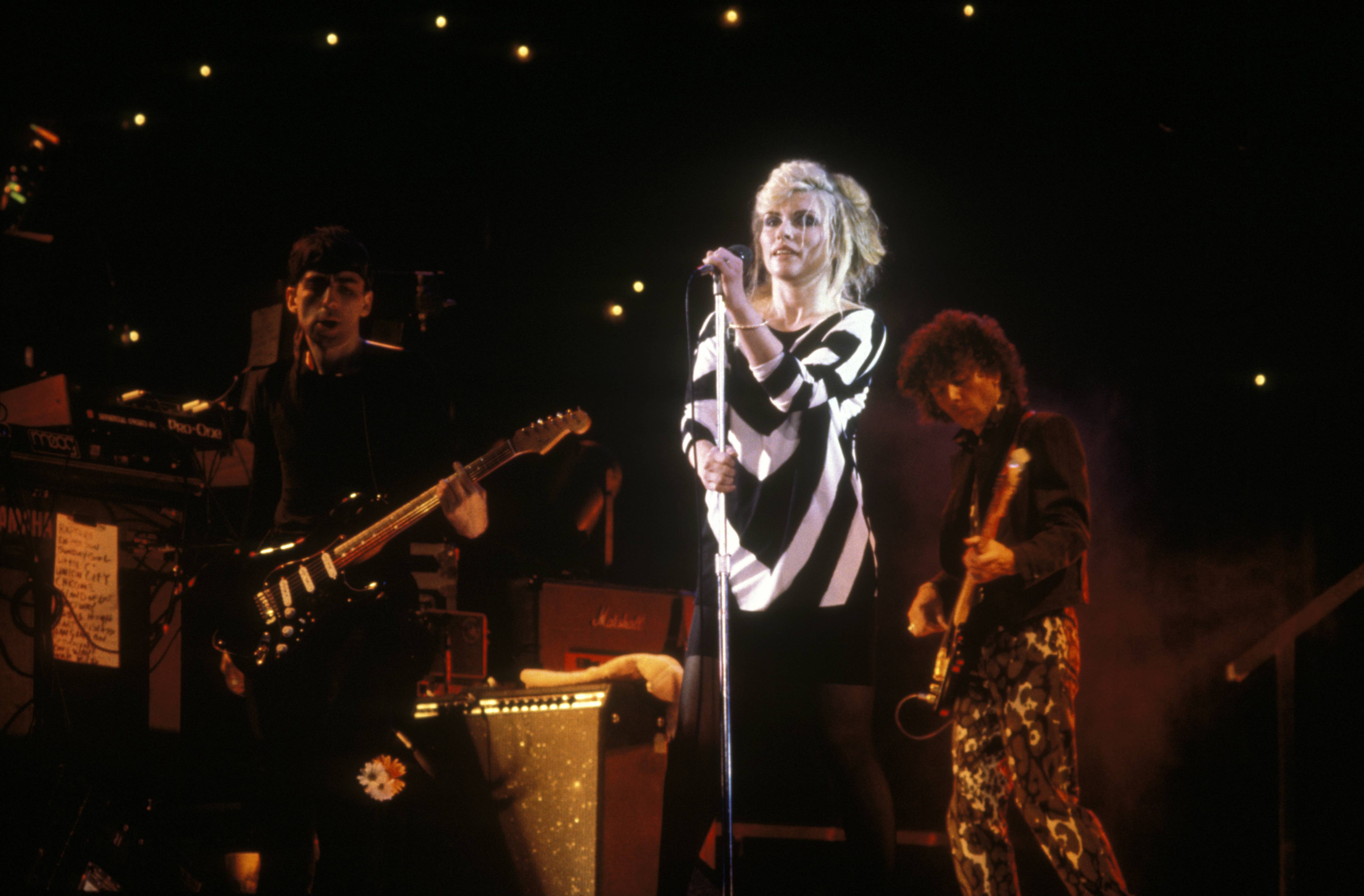 La célèbre chanteuse et son groupe se produisent en concert en 1982. | Source : Getty Images