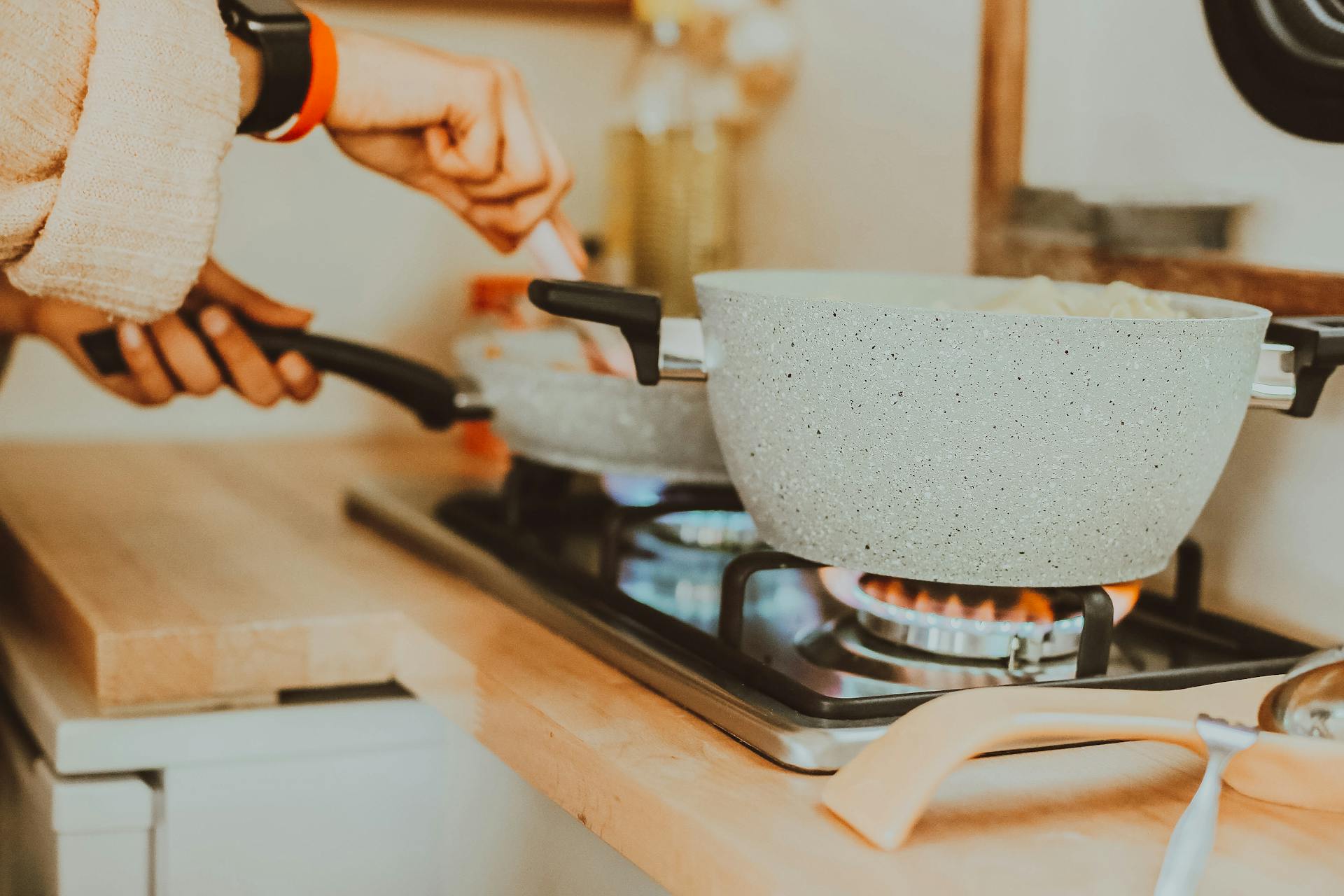 Une femme en train de cuisiner | Source : Pexels