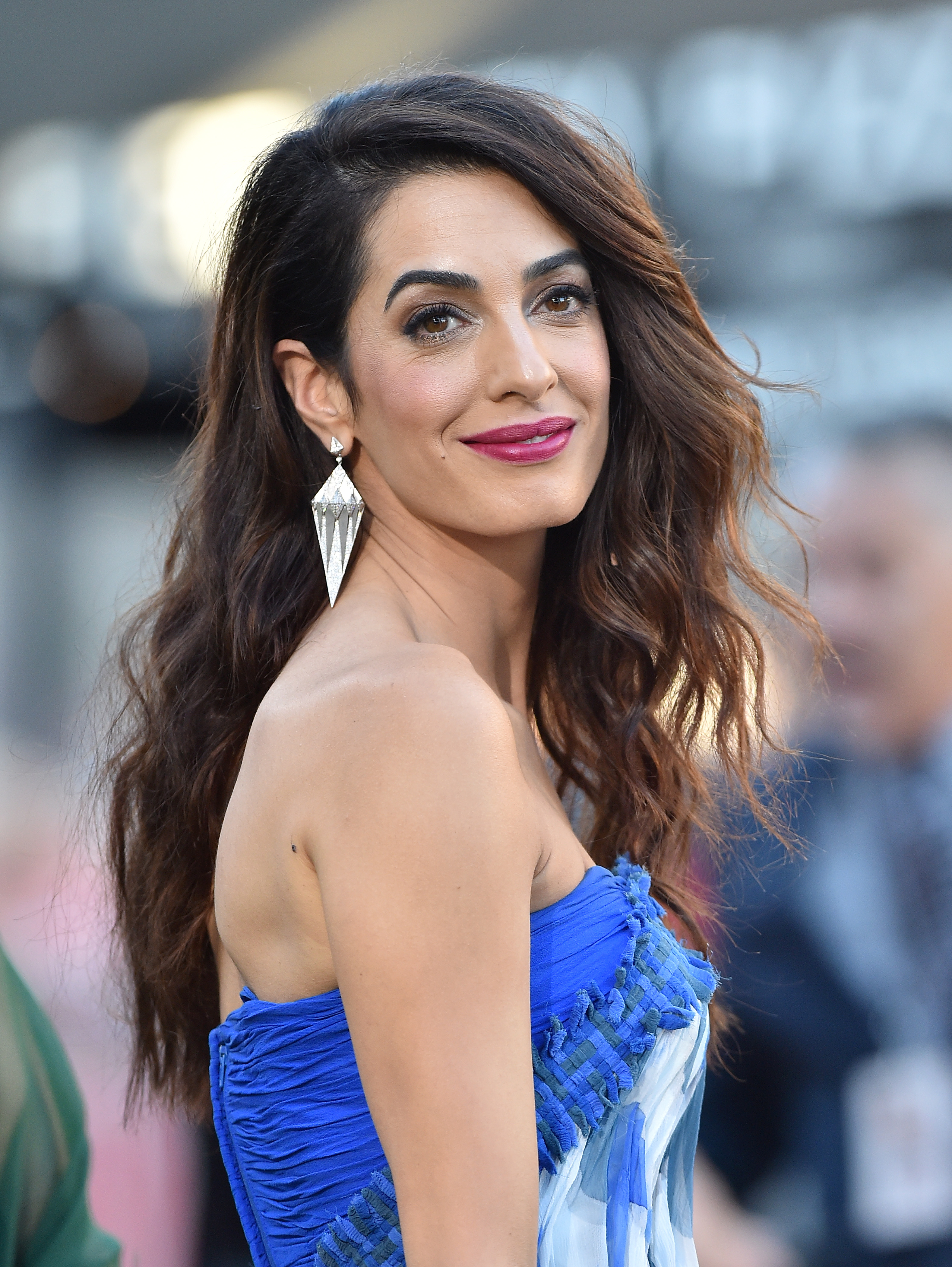 Amal Clooney assiste à la première de « Suburbicon » au Regency Village Theatre à Westwood, éblouissante sur le tapis rouge tout en conciliant sa vie de mère de jumeaux, d'avocate internationale de haut niveau et de partenaire de George Clooney.