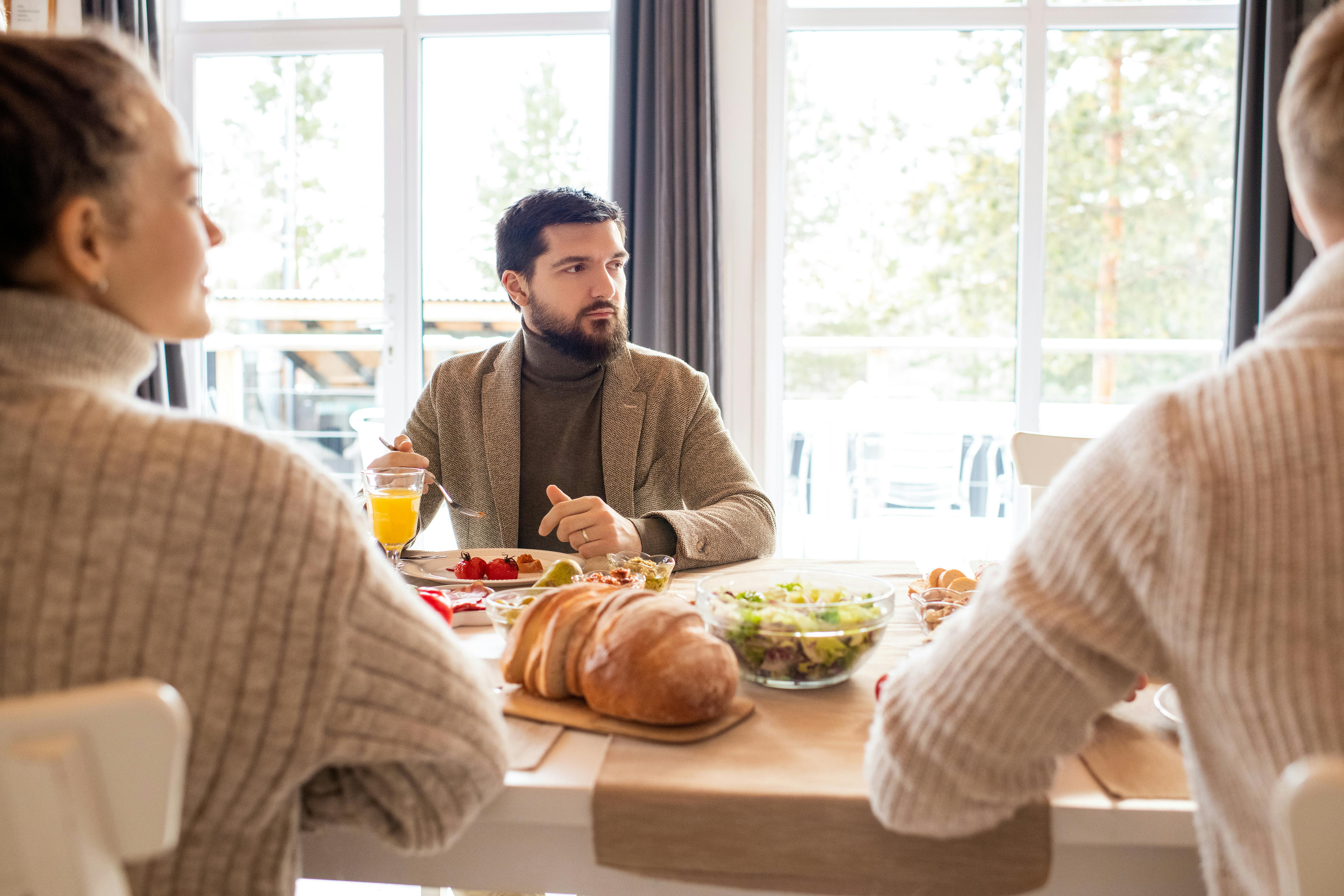 Un homme qui regarde des femmes à la même table que lui | Source : Pexels