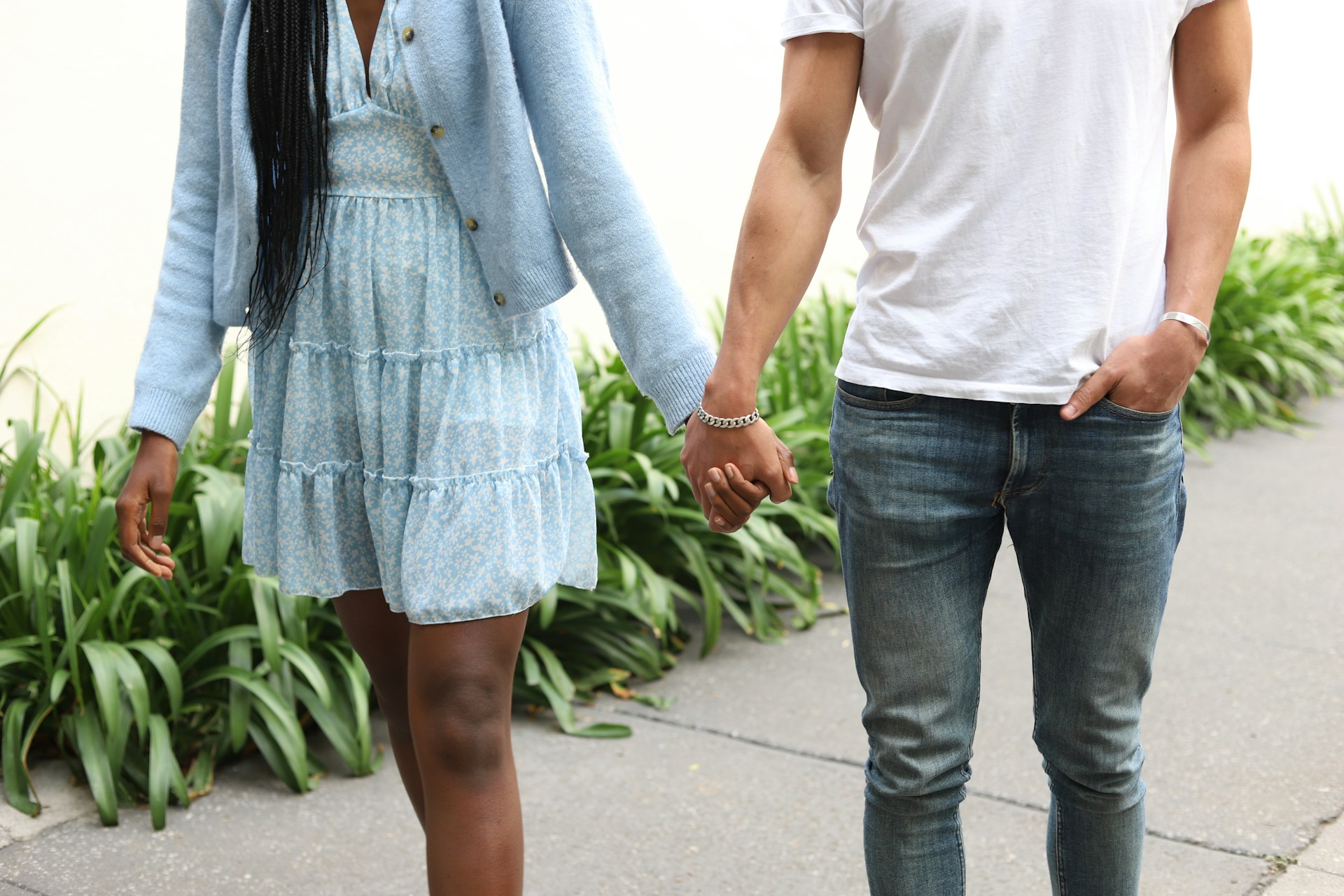 Un couple se tenant la main et marchant ensemble | Source : Unsplash