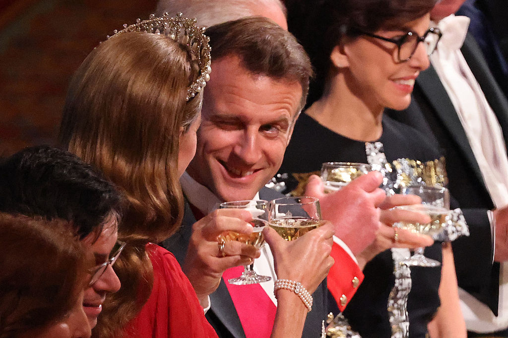 Le président français Emmanuel Macron porte un toast avec la princesse de Galles Catherine lors d'un banquet d'État au château de Windsor, à l'ouest de Londres, le 8 juillet 2025, au premier jour d'une visite d'État de trois jours du président français en Grande-Bretagne. (Photo by Ludovic MARIN / POOL / AFP) (Photo by LUDOVIC MARIN/POOL/AFP via Getty Images)