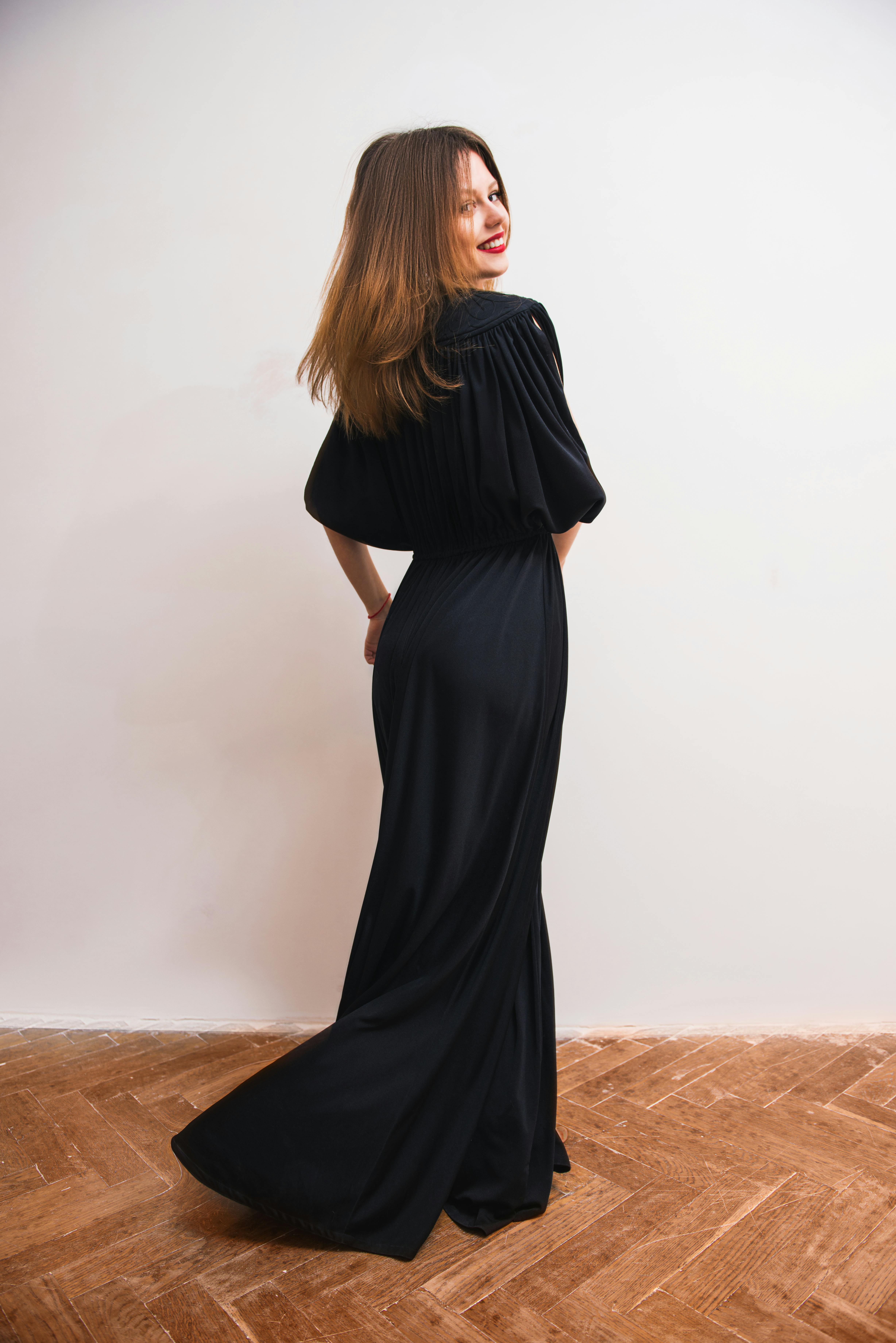 Une femme en robe noire | Source : Pexels