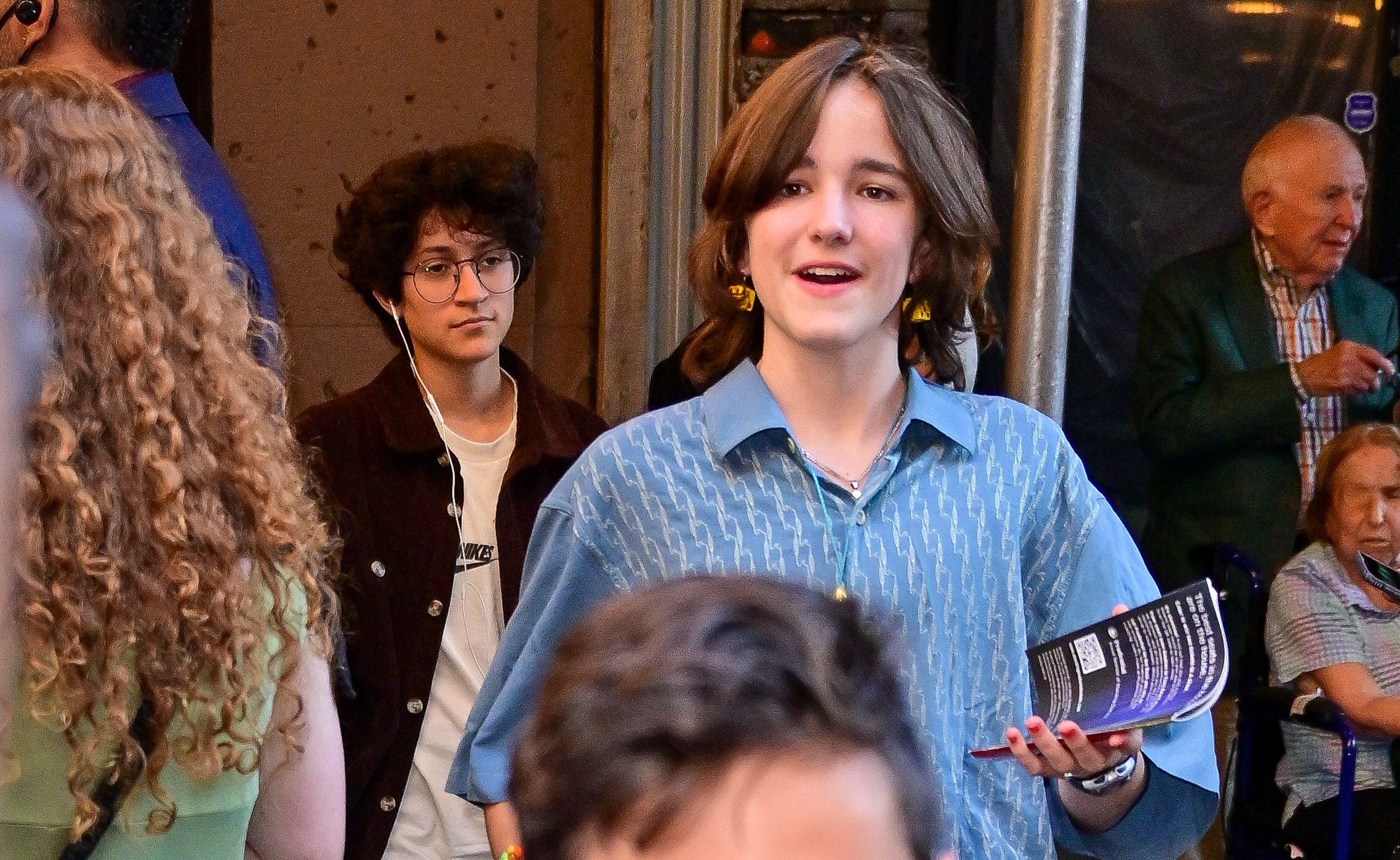 Emme Maribel Muniz et Seraphina Affleck quittent la comédie musicale « Into the Woods » à Broadway, au St. James Theatre, le 14 août 2022 | Source : Getty Images