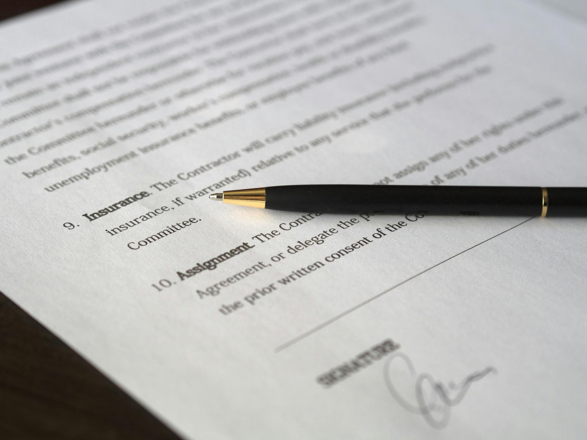 Un stylo noir posé sur un document important | Source : Pexels