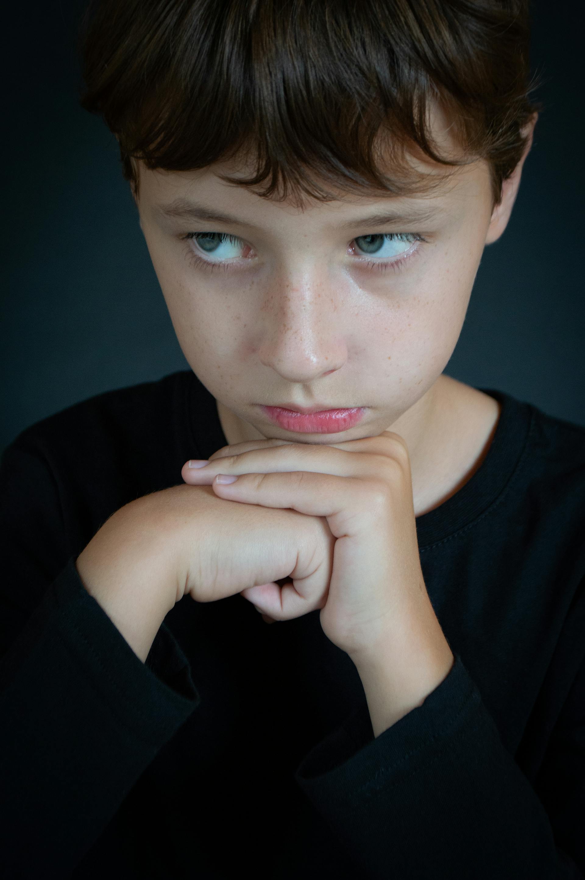 Un garçon avec une chemise noire | Source : Pexels