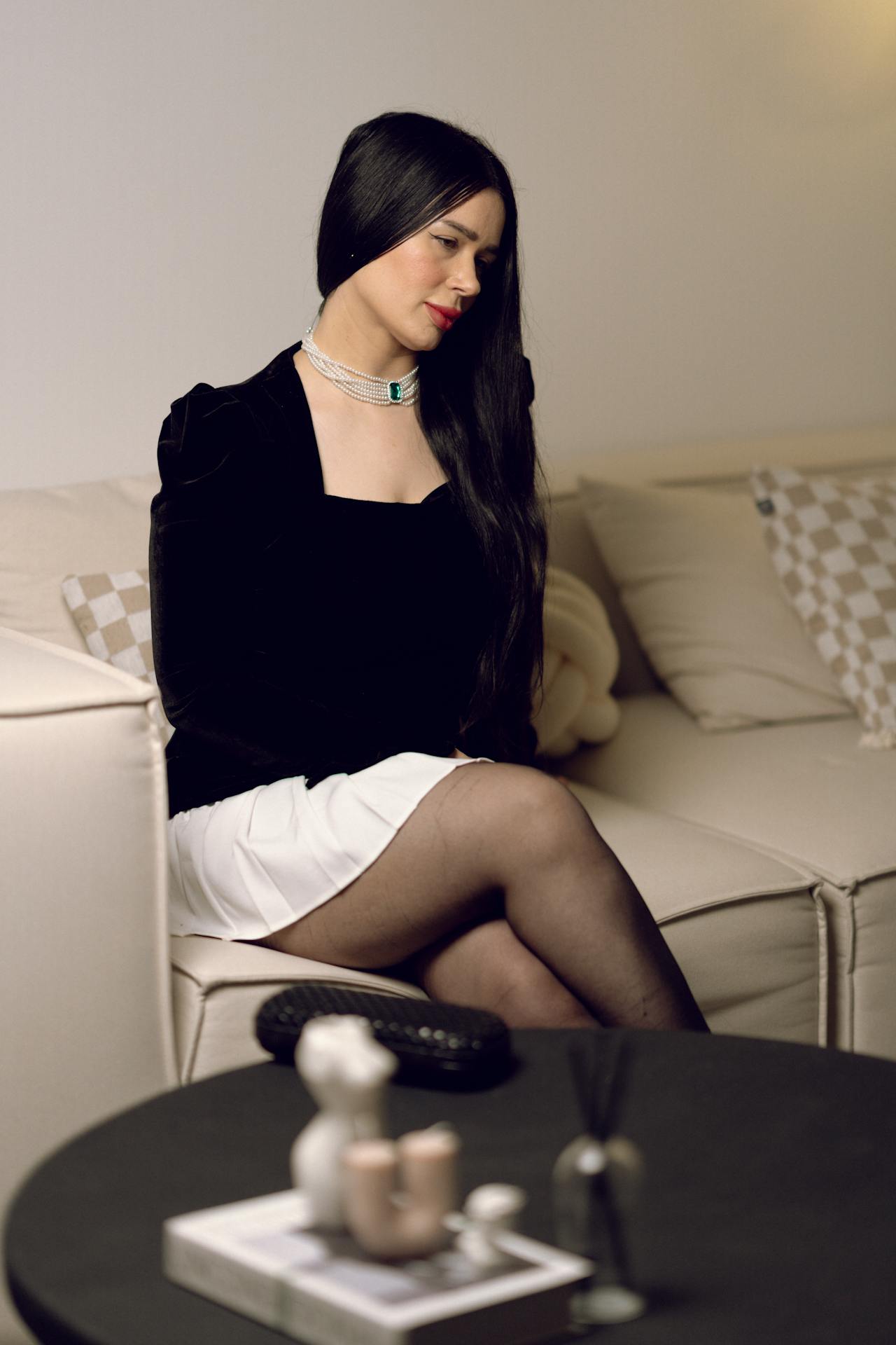 Une femme élégante assise sur le canapé | Source : Pexels
