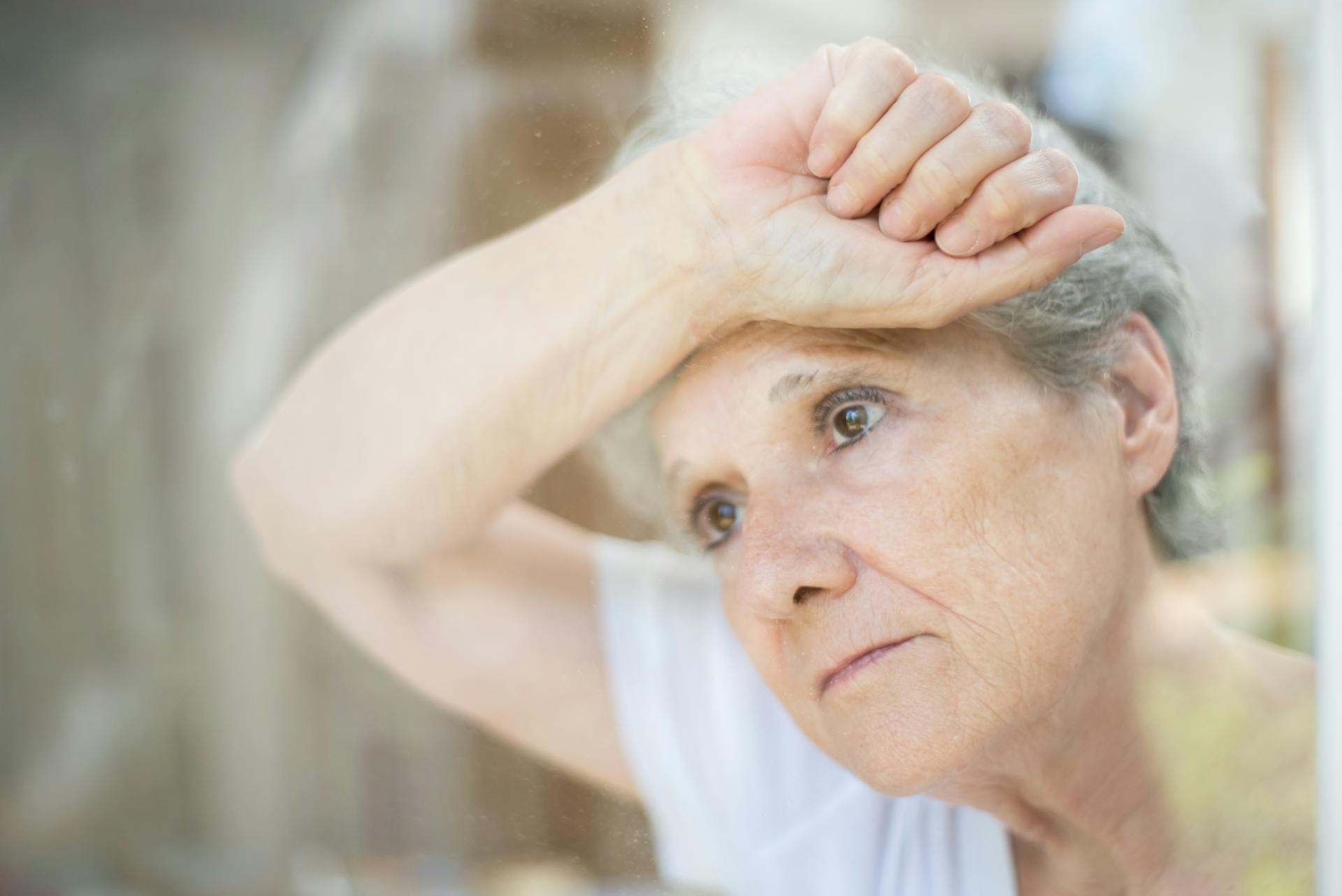 Une femme qui regarde à travers une fenêtre | Source : Pexels