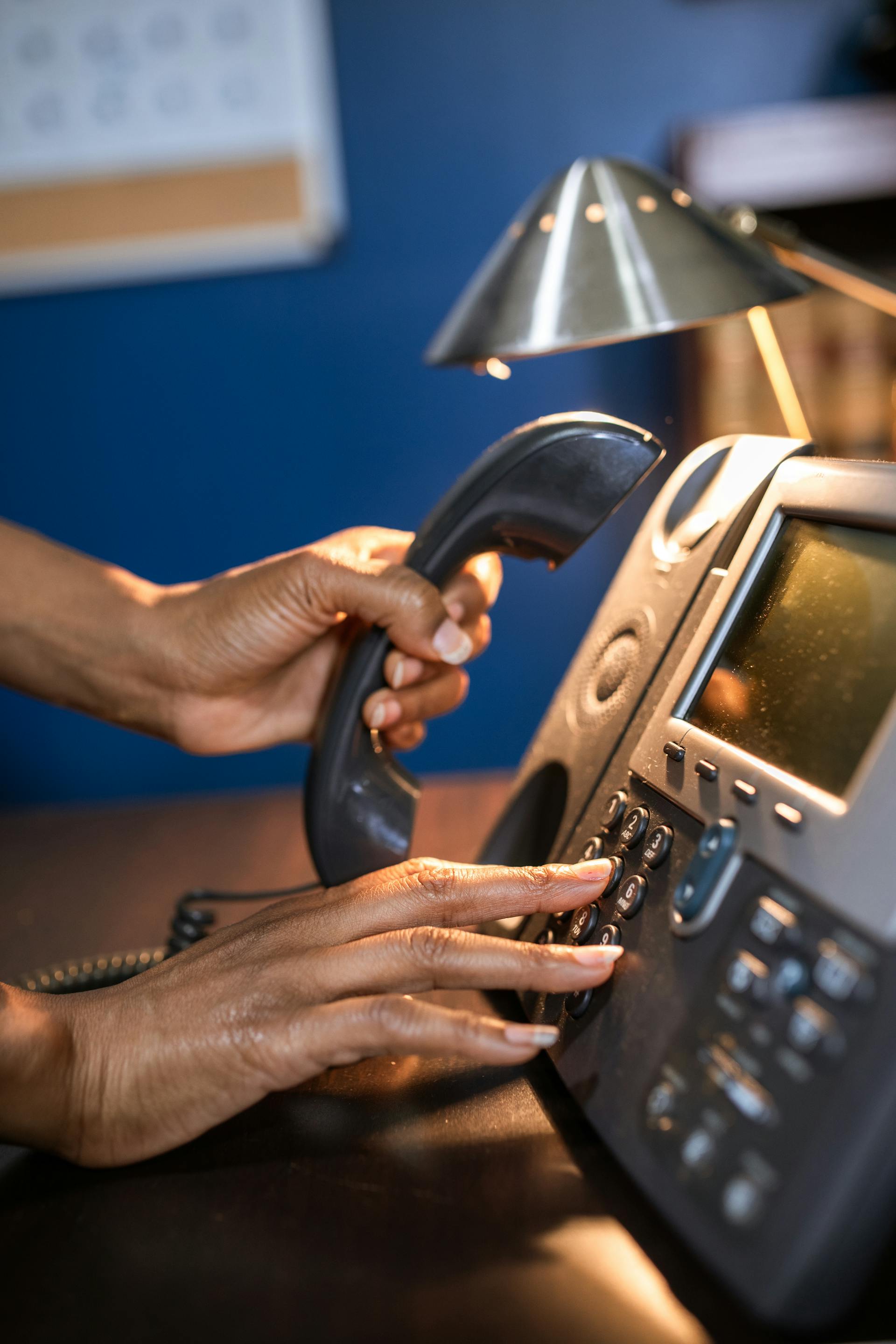 Une personne tenant un téléphone | Source : Pexels