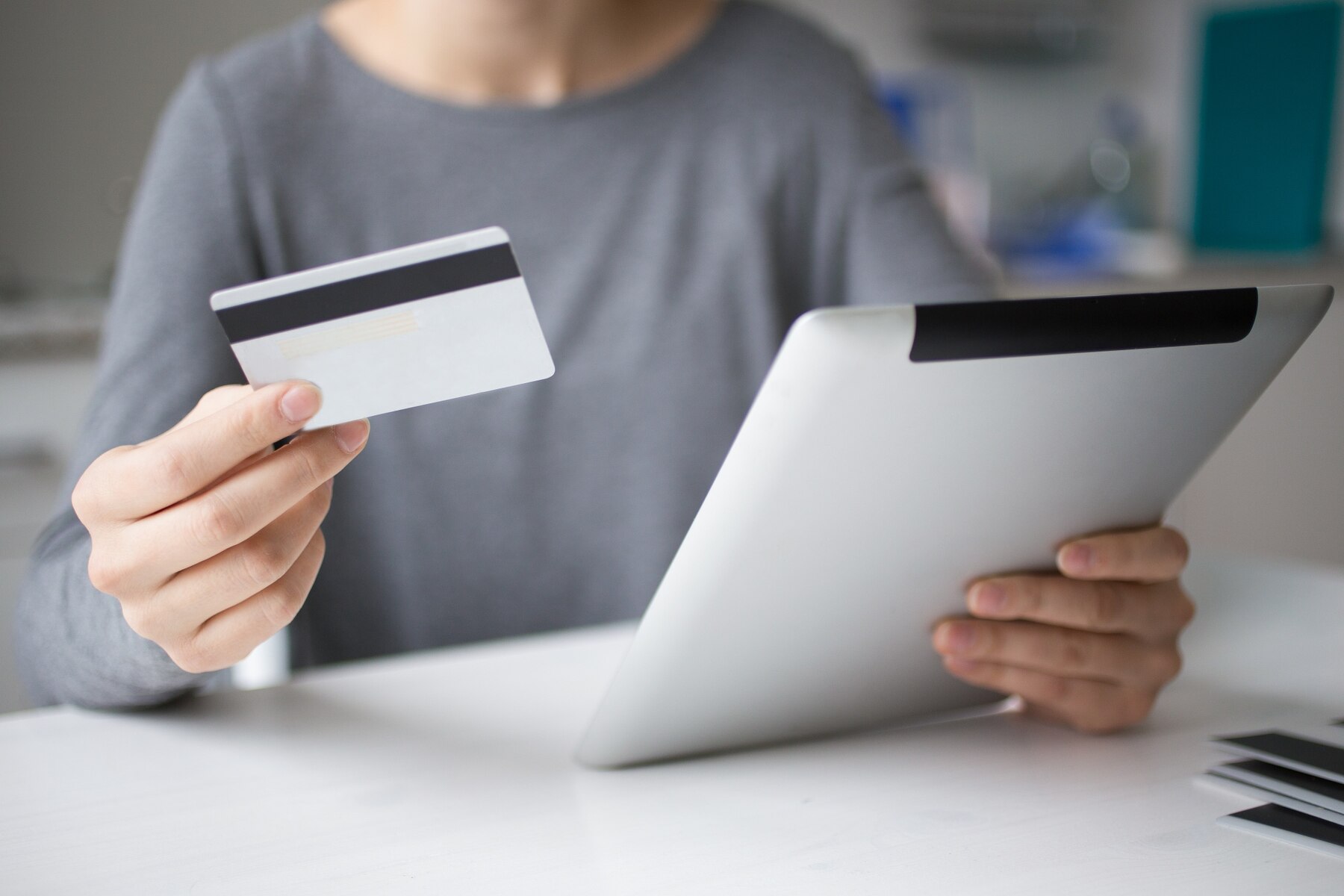 Une personne tenant une tablette et une carte | Source : FreePik