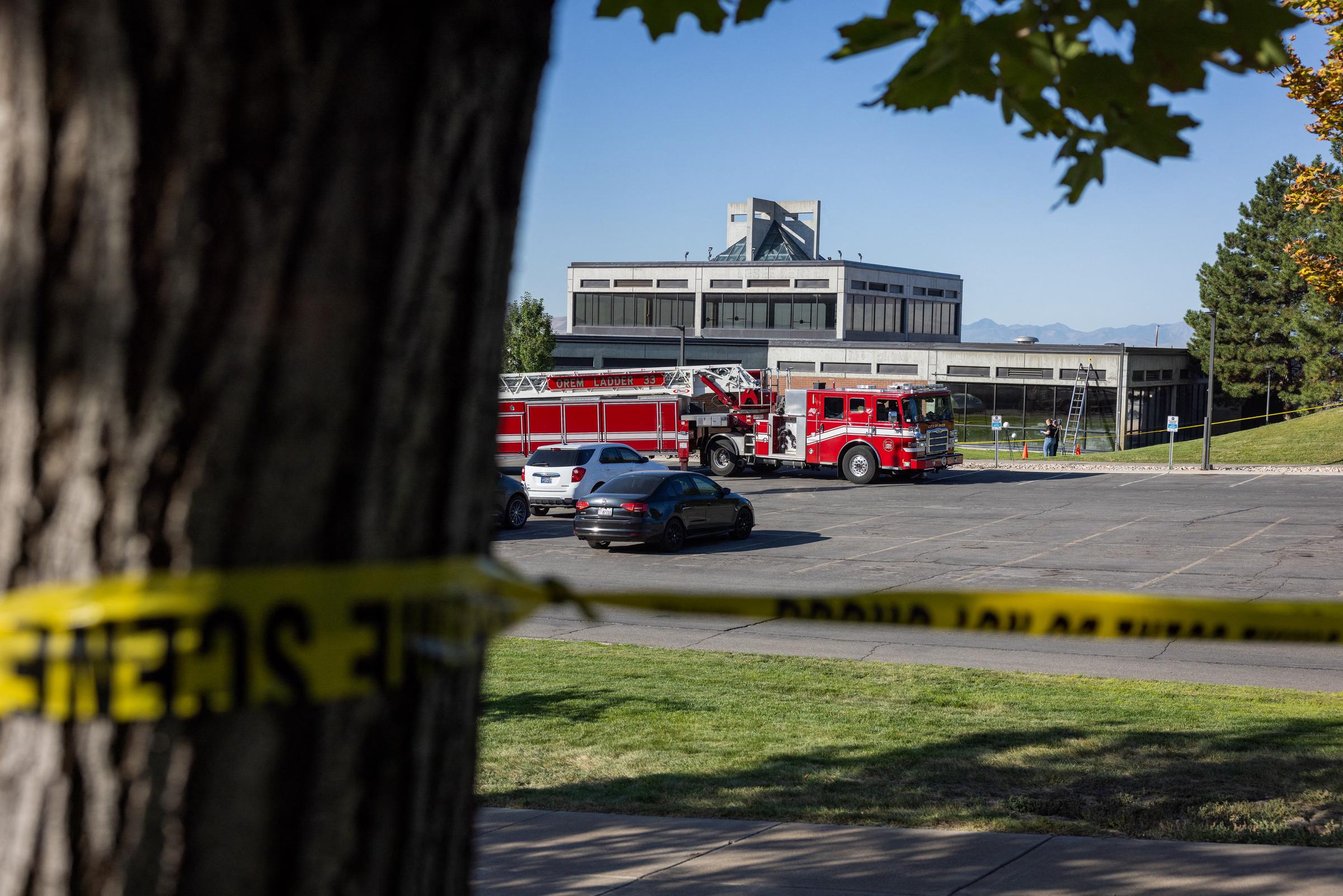 Les équipes d'urgence interviennent à l'extérieur de l'Utah Valley University le 11 septembre 2025, le lendemain du jour où Charlie Kirk a été abattu | Source : Getty Images