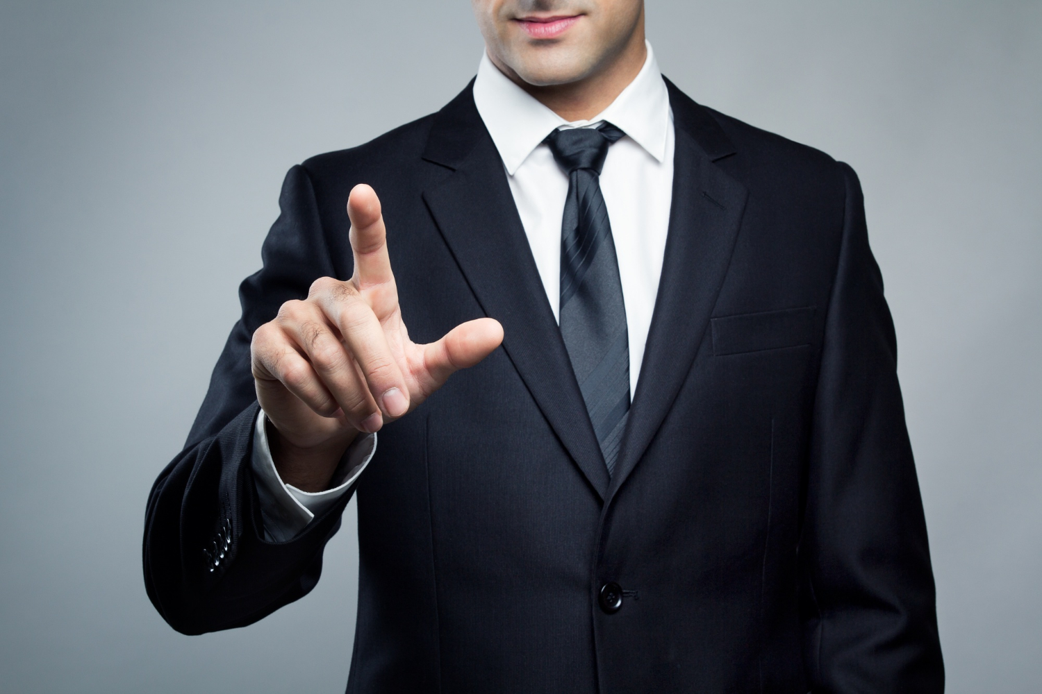 Un homme qui pointe son doigt | Source : Freepik