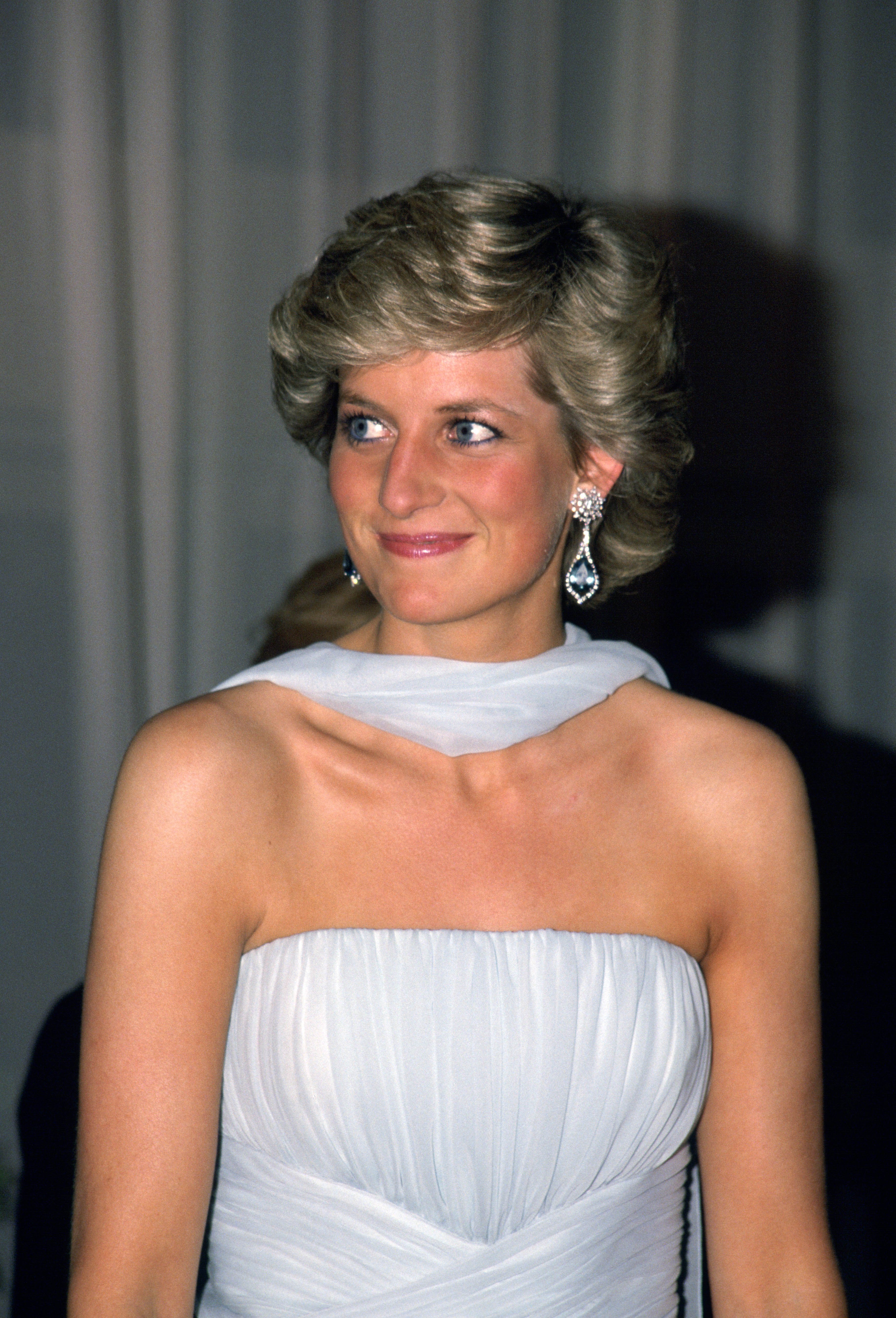 Diana, princesse de Galles, assiste au festival de Cannes vêtue d'une robe en mousseline de soie bleu pâle et d'une écharpe conçues par la créatrice de mode Catherine Walker | Source : Getty Images