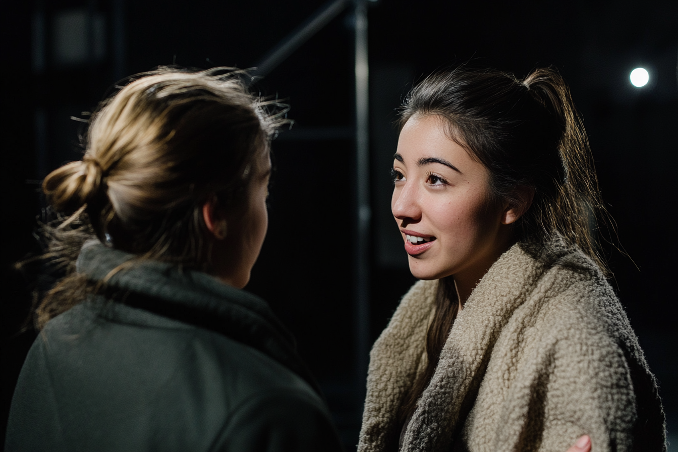 Une femme qui parle à son amie | Source : Midjourney