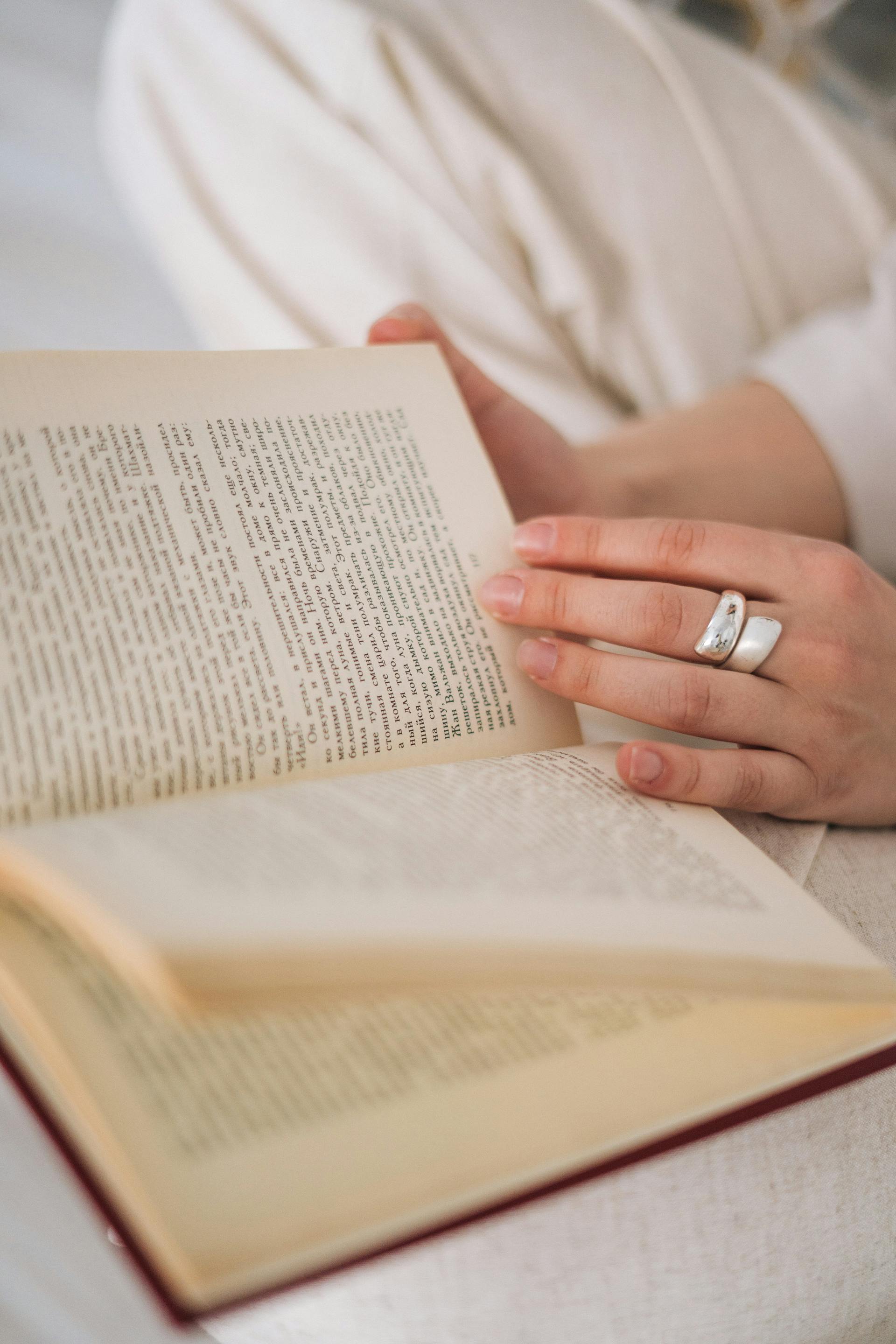 Une femme lisant un livre | Source : Pexels