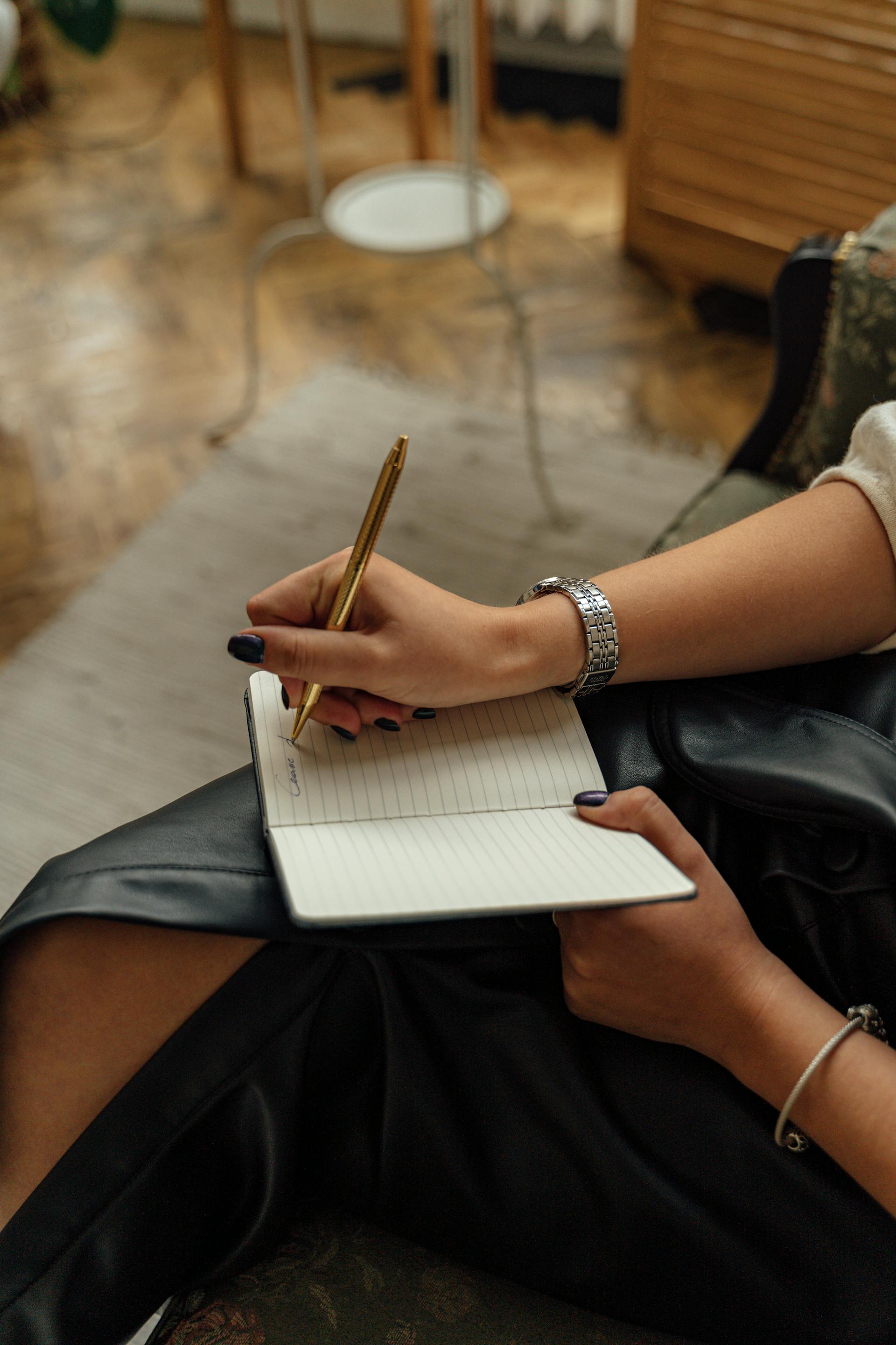 Gros plan sur une femme qui écrit sur un cahier | Source : Pexels