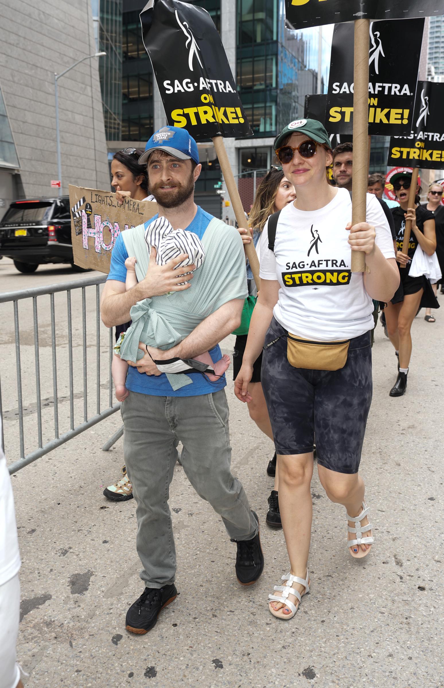 Daniel Radcliffe et Erin Darke participent à une grève à New York le 21 juillet 2023. | Source : Getty Images