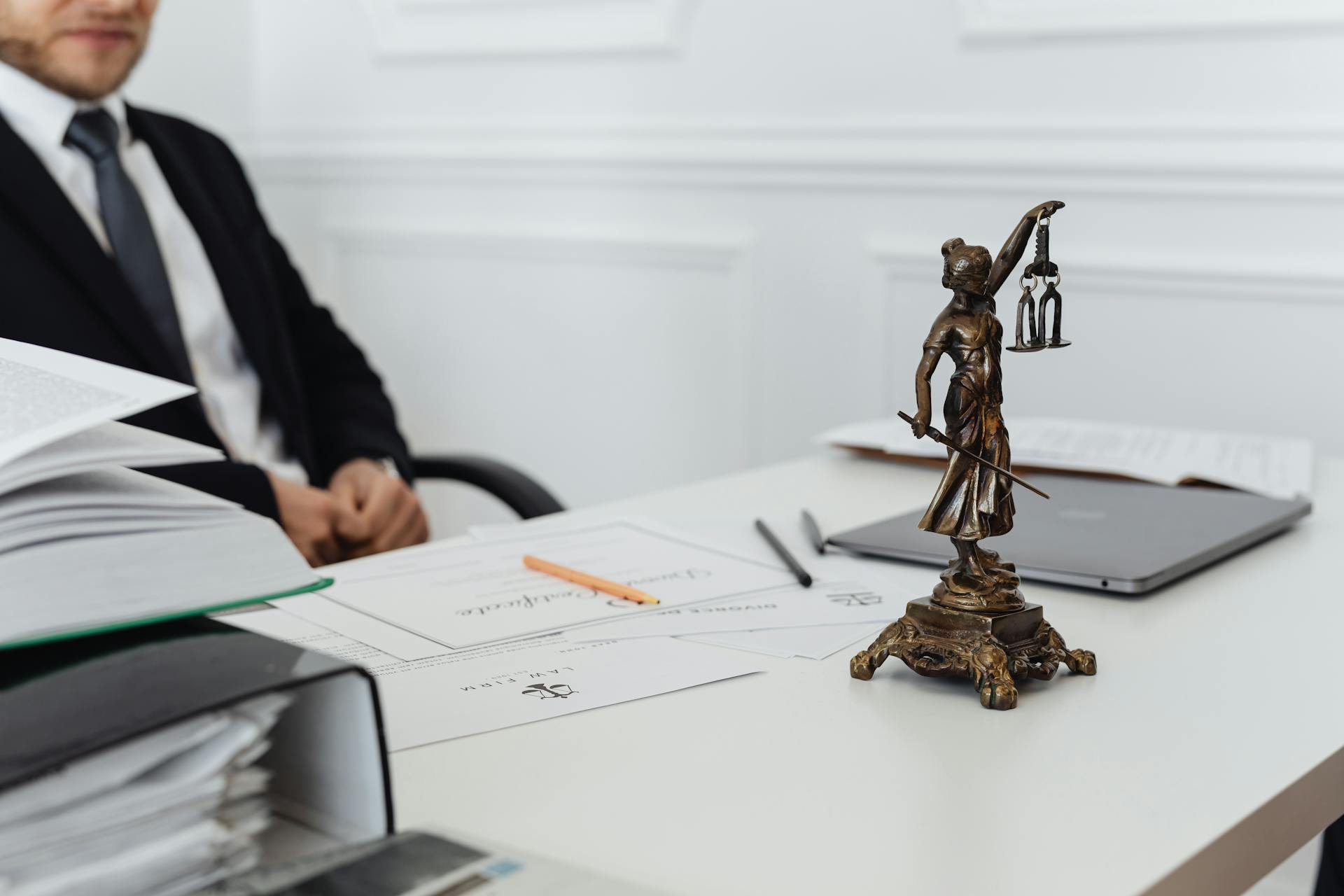 Un avocat assis dans son bureau | Source : Pexels