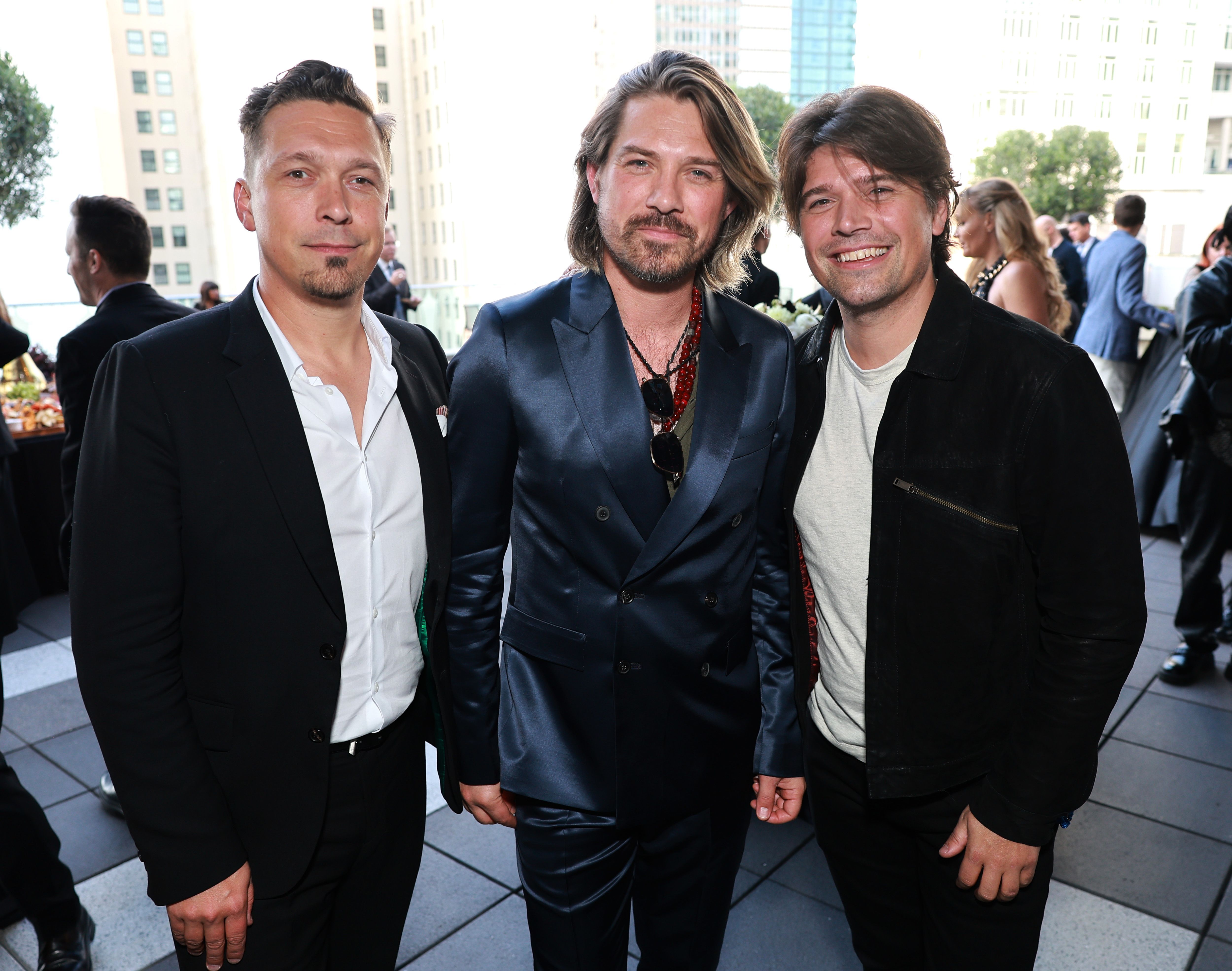 Isaac, Taylor et Zac Hanson lors du gala et du concert inaugural du Grammy Museum's Grammy Hall of Fame, le 21 mai 2024, à Los Angeles, en Californie. | Source : Getty Images