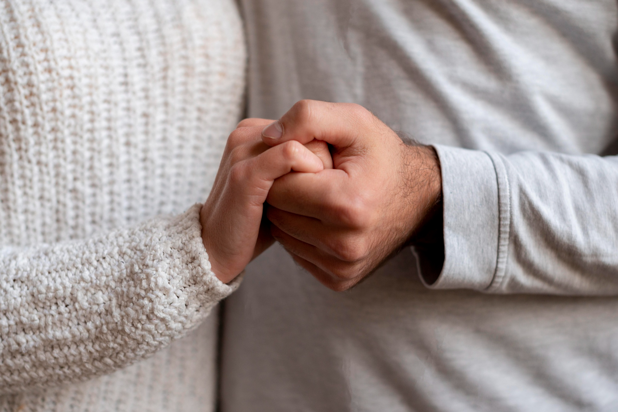 Un couple se tenant par la main | Source : Freepik
