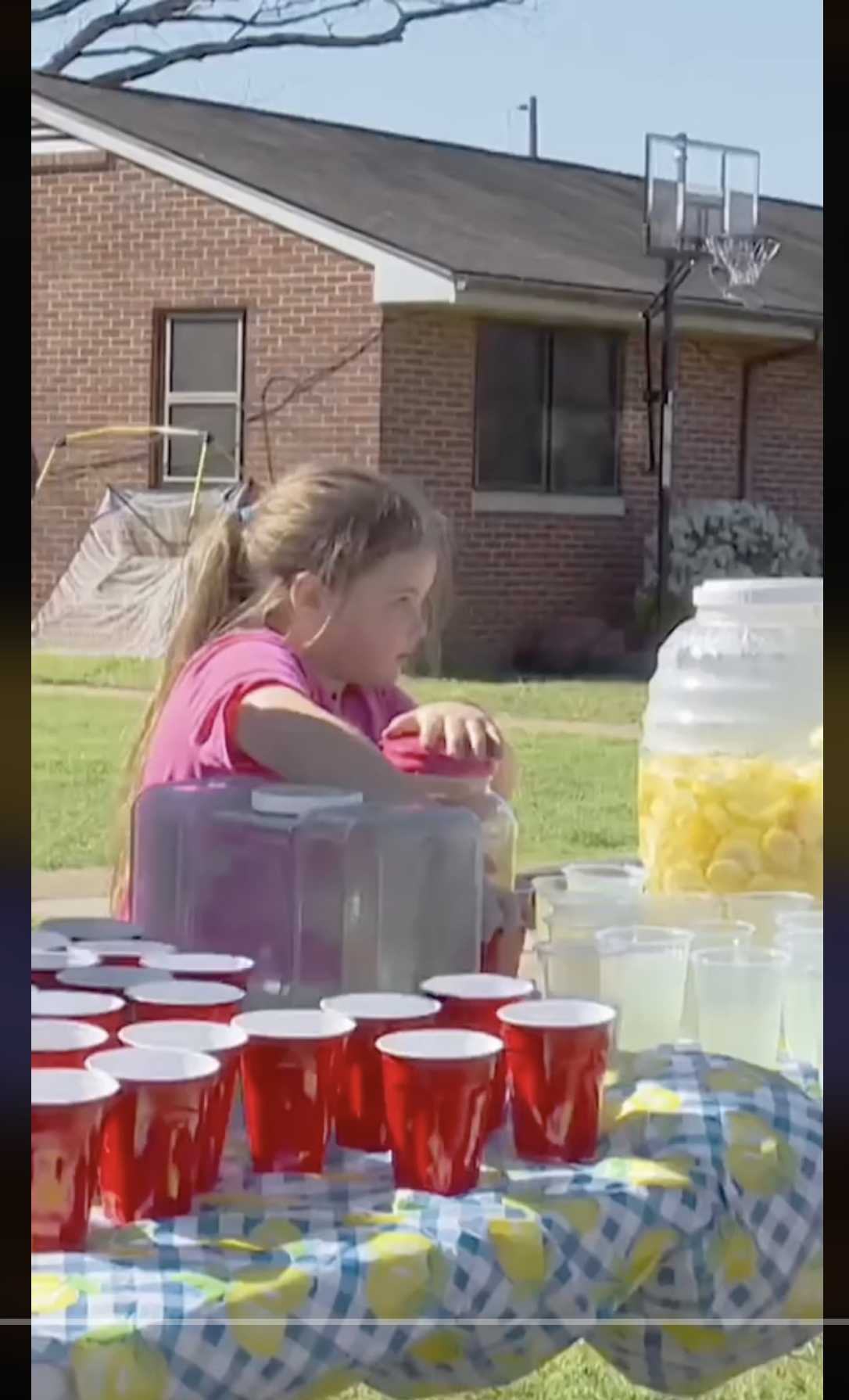Emouree Johnson debout au stand de limonade, comme on le voit dans une vidéo datée du 24 avril 2024 | Source : TikTok/@unxnown.news