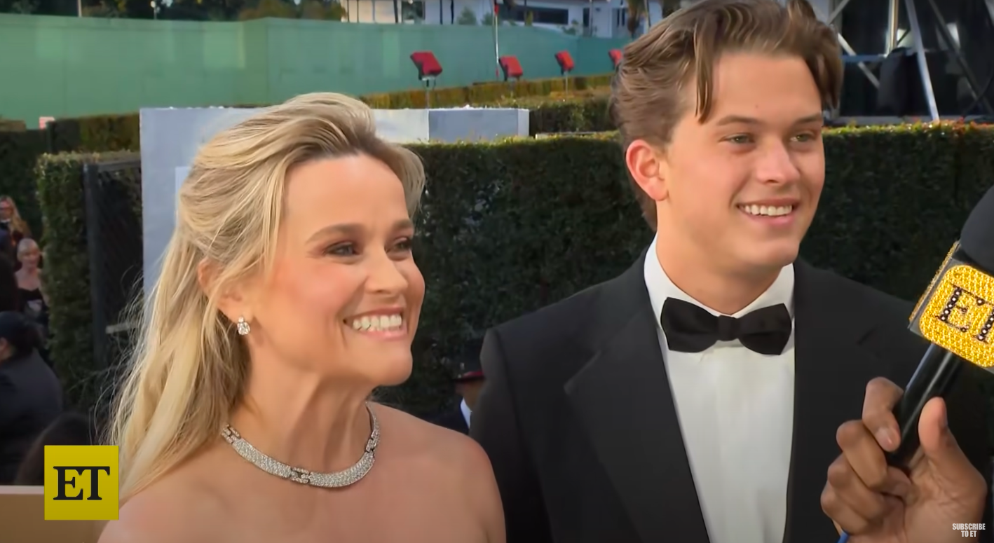 Reese Witherspoon et Deacon Phillippe s'entretenant avec Entertainment Tonight lors des Golden Globes 2024, posté le 8 janvier 2024. | Source : YouTube/Entertainment Tonight
