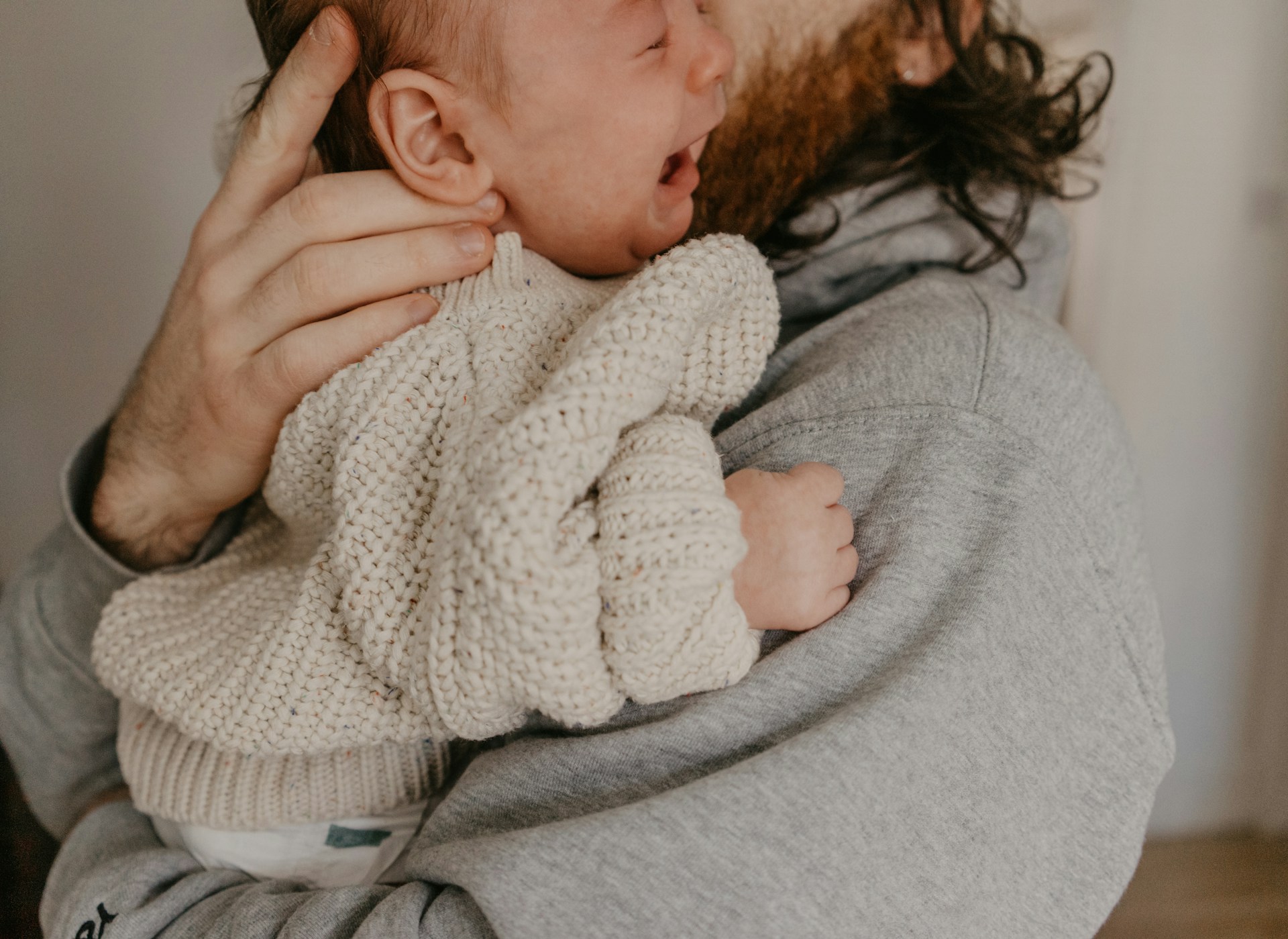 Un homme tenant un bébé | Source : Unsplash