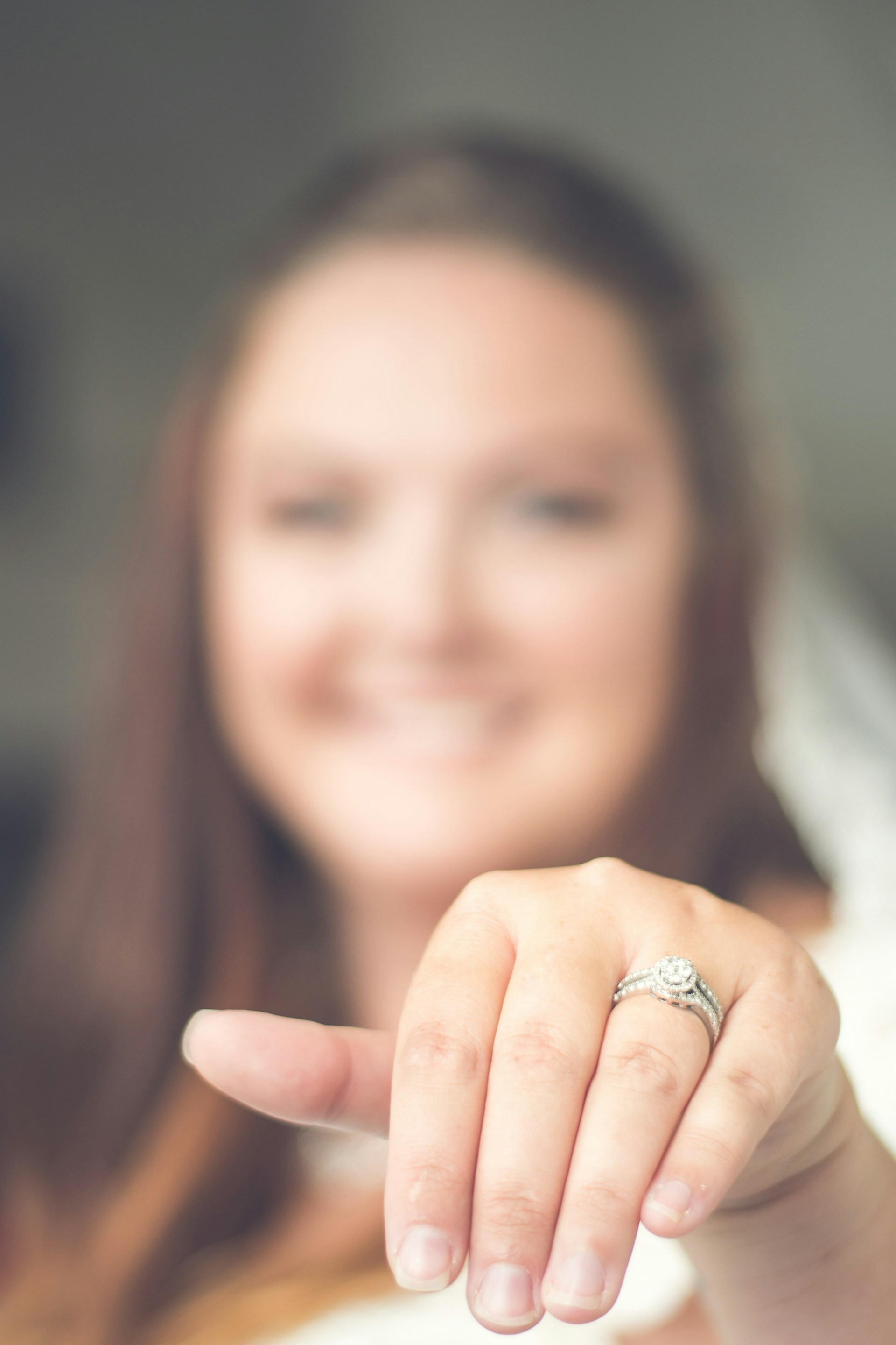 Une jeune femme exhibant sa bague en diamant | Source : Unsplash