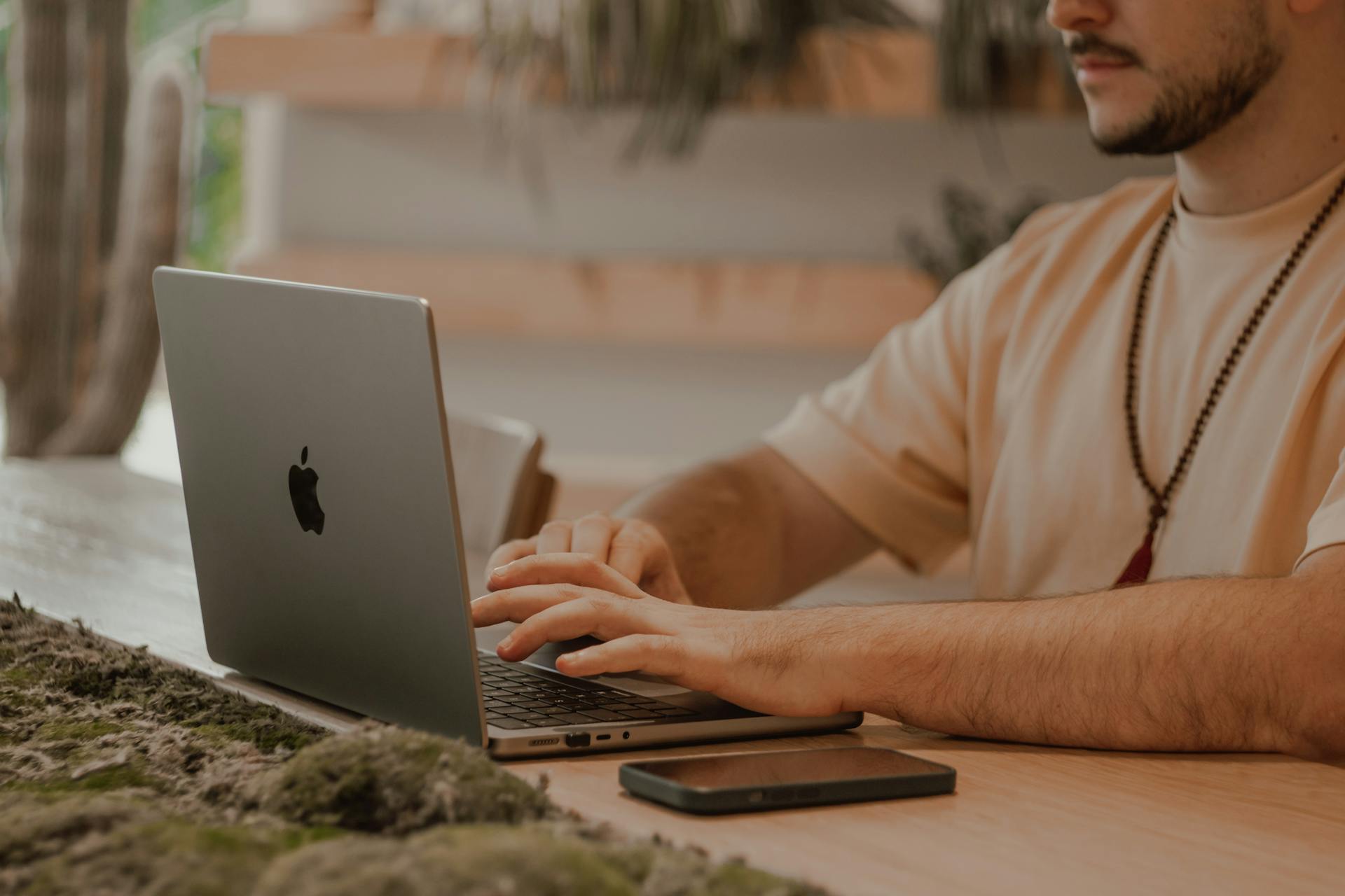 Un homme utilisant son ordinateur portable | Source : Pexels