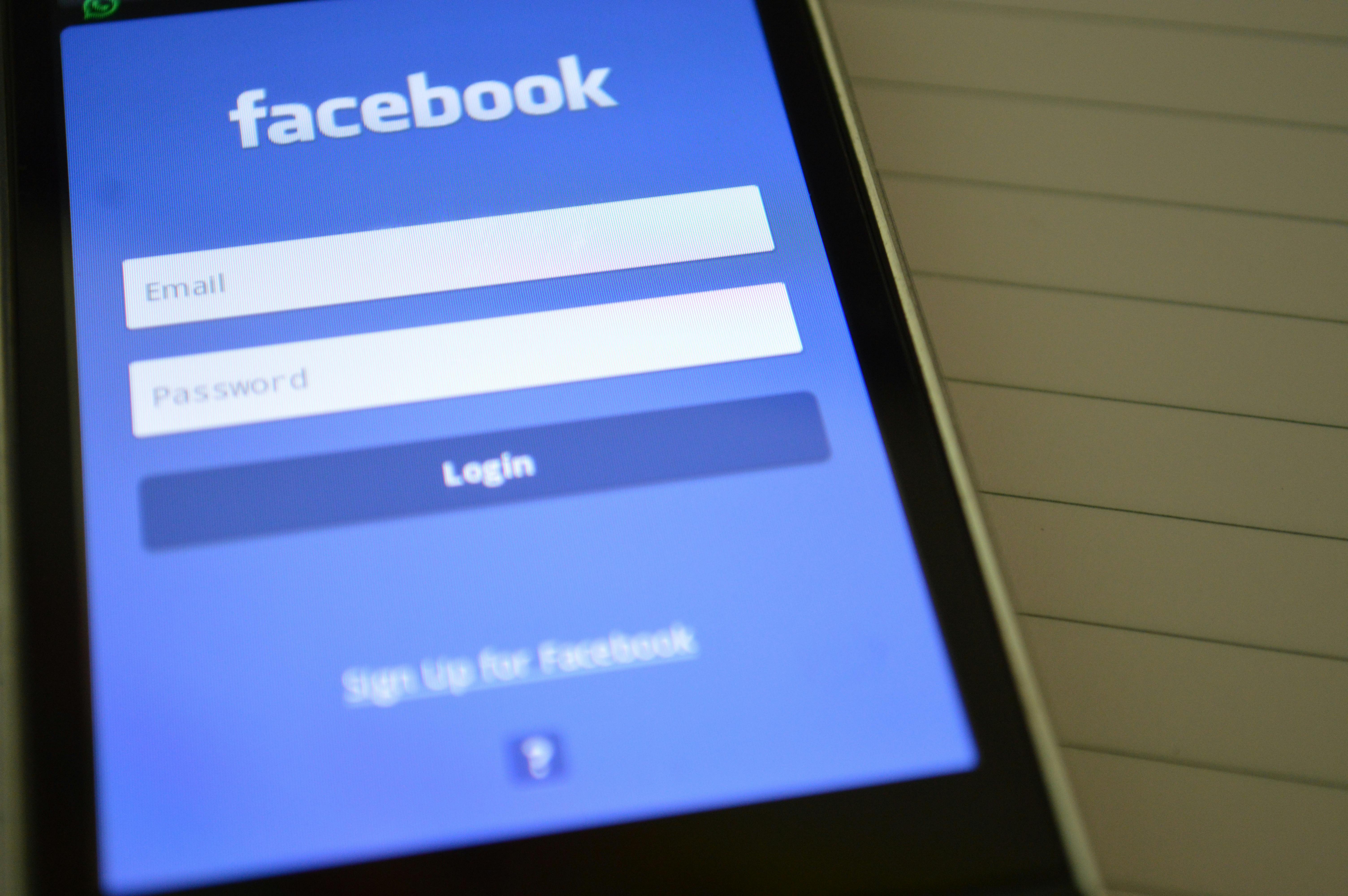 Un téléphone sur Facebook | Source : FreePik