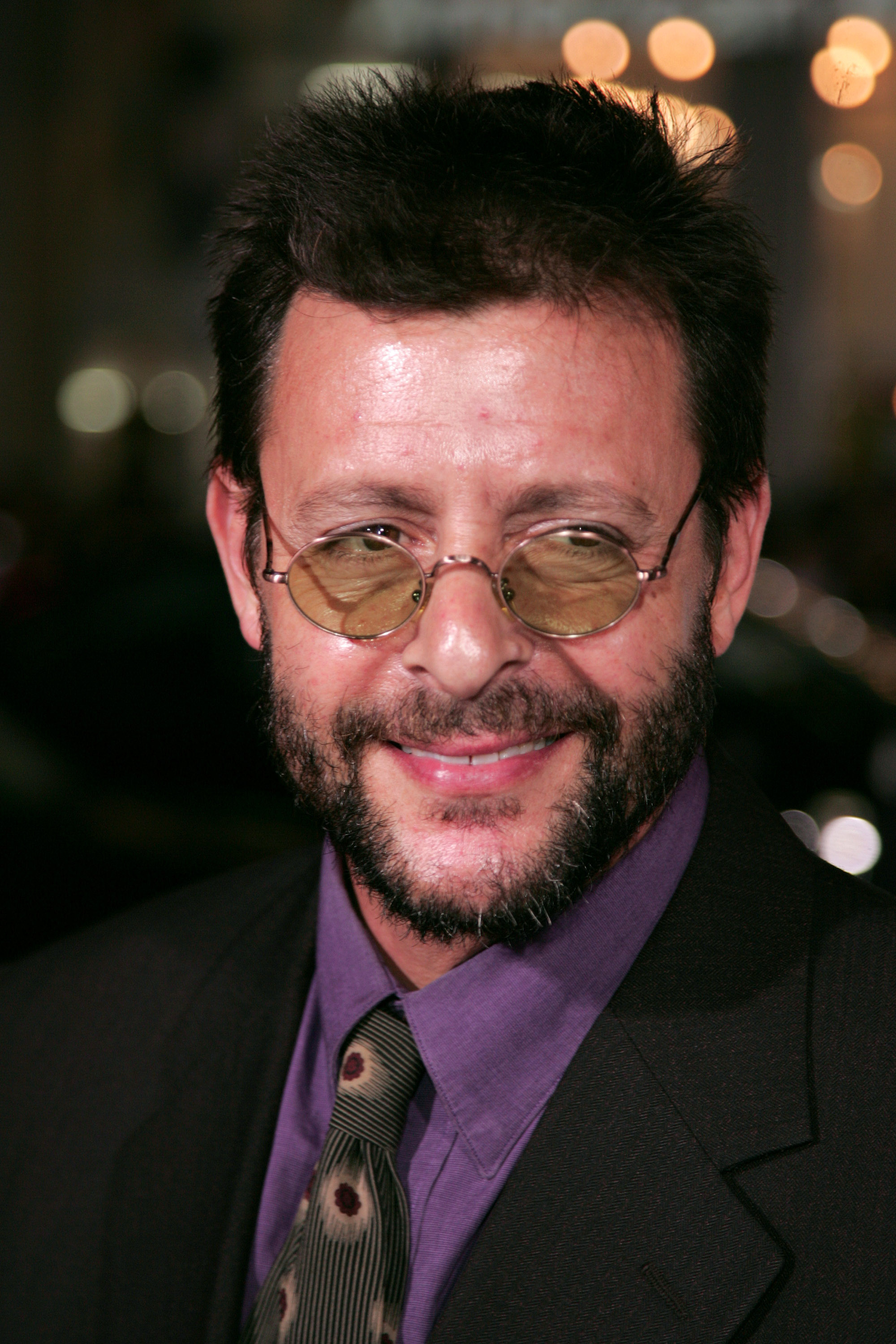 Avec ses petites lunettes rondes teintées, sa barbe fournie et sa chemise à col violet assortie d'une cravate à motifs, l'acteur a affiché un sourire chaleureux à son arrivée au Grauman's Chinese Theatre pour la première hollywoodienne de « Jackass: Number Two ». | Source: Getty Images