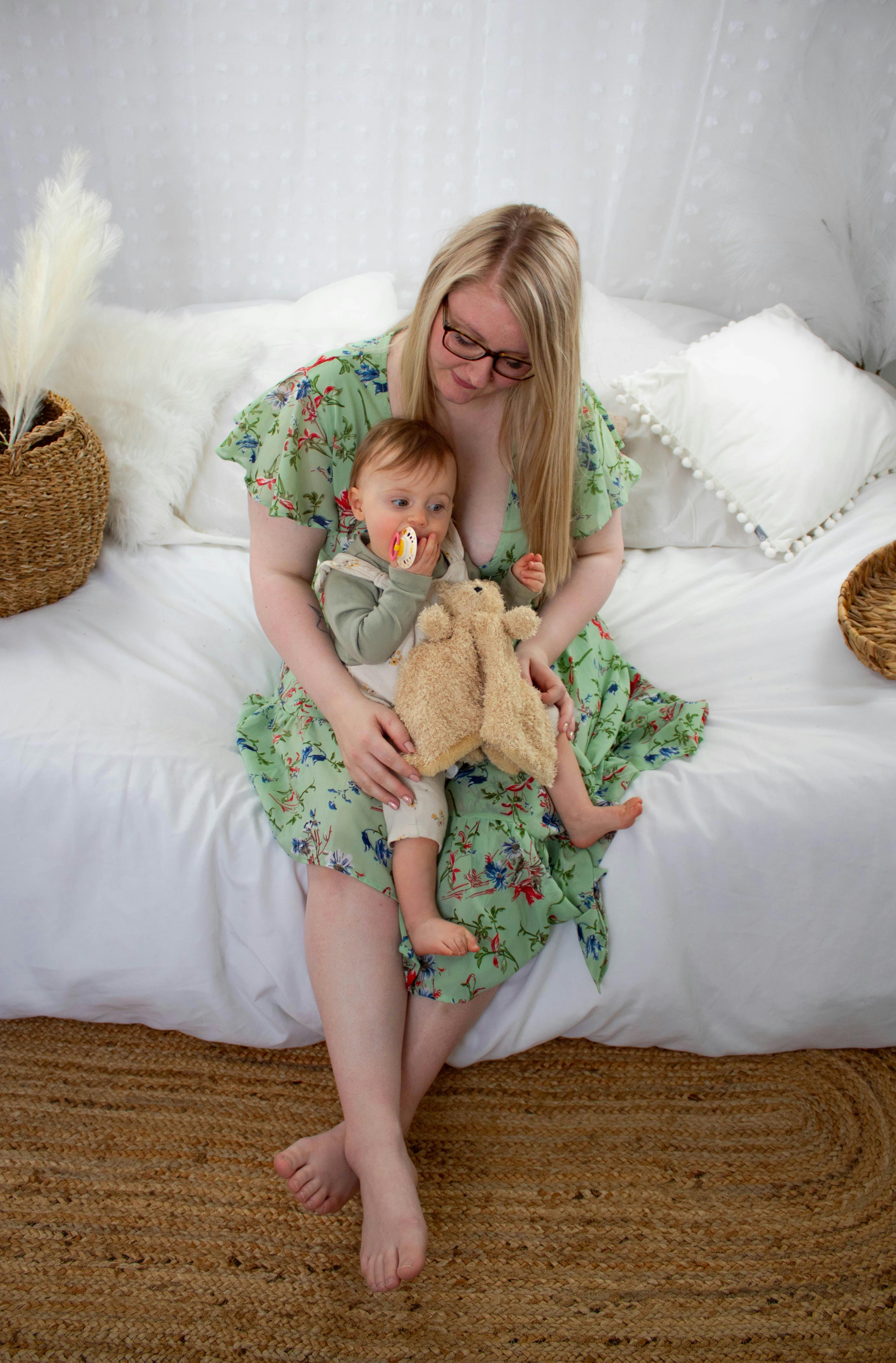 Une femme tenant son bébé | Source : Pexels