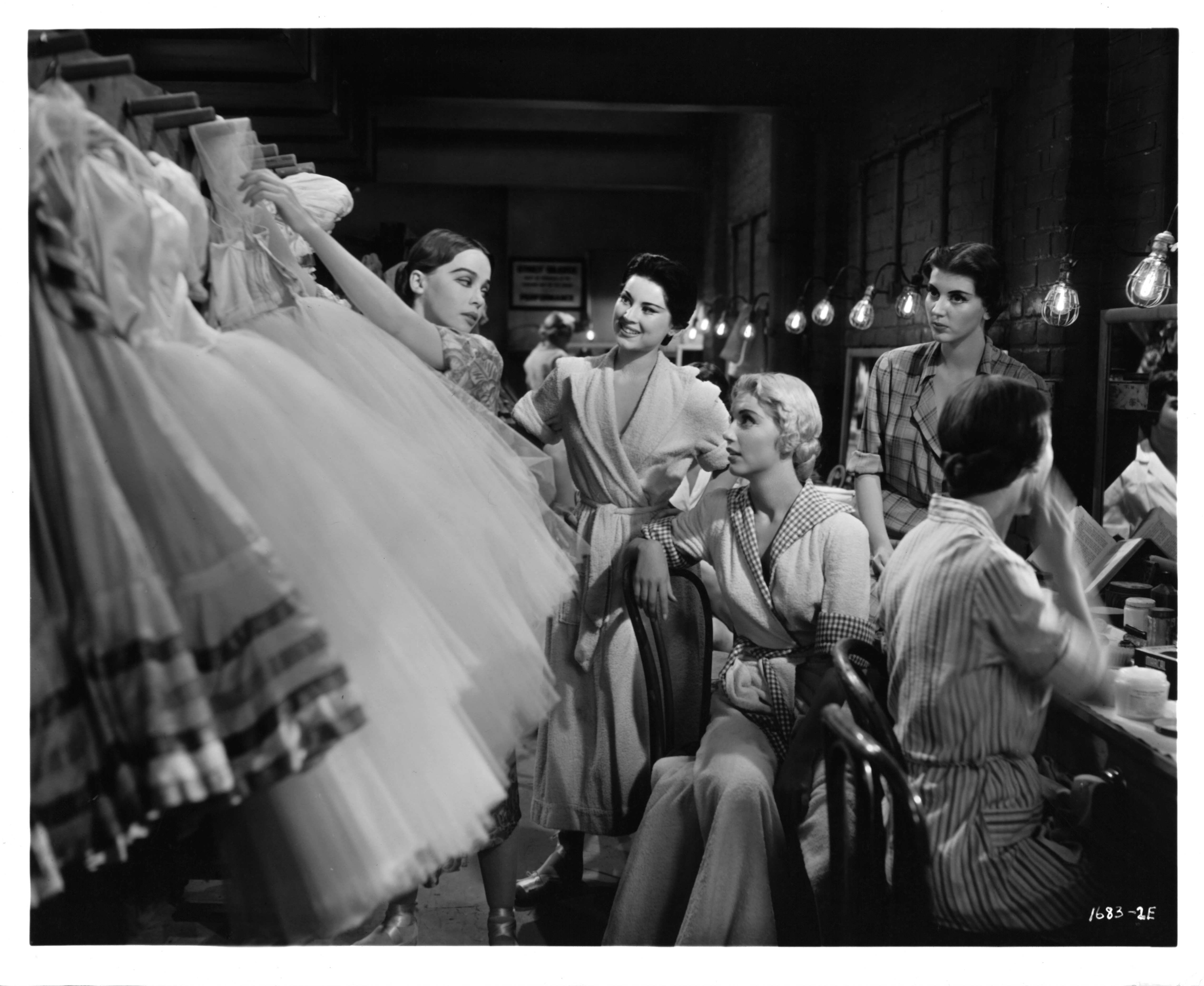 L'actrice et ses collègues échangent des confidences dans une scène du film « Gaby », vers 1956 | Source : Getty Images