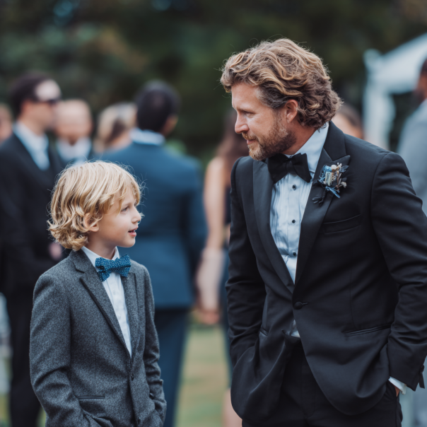 Un père et son fils discutent lors d'un mariage | Source : Midjourney
