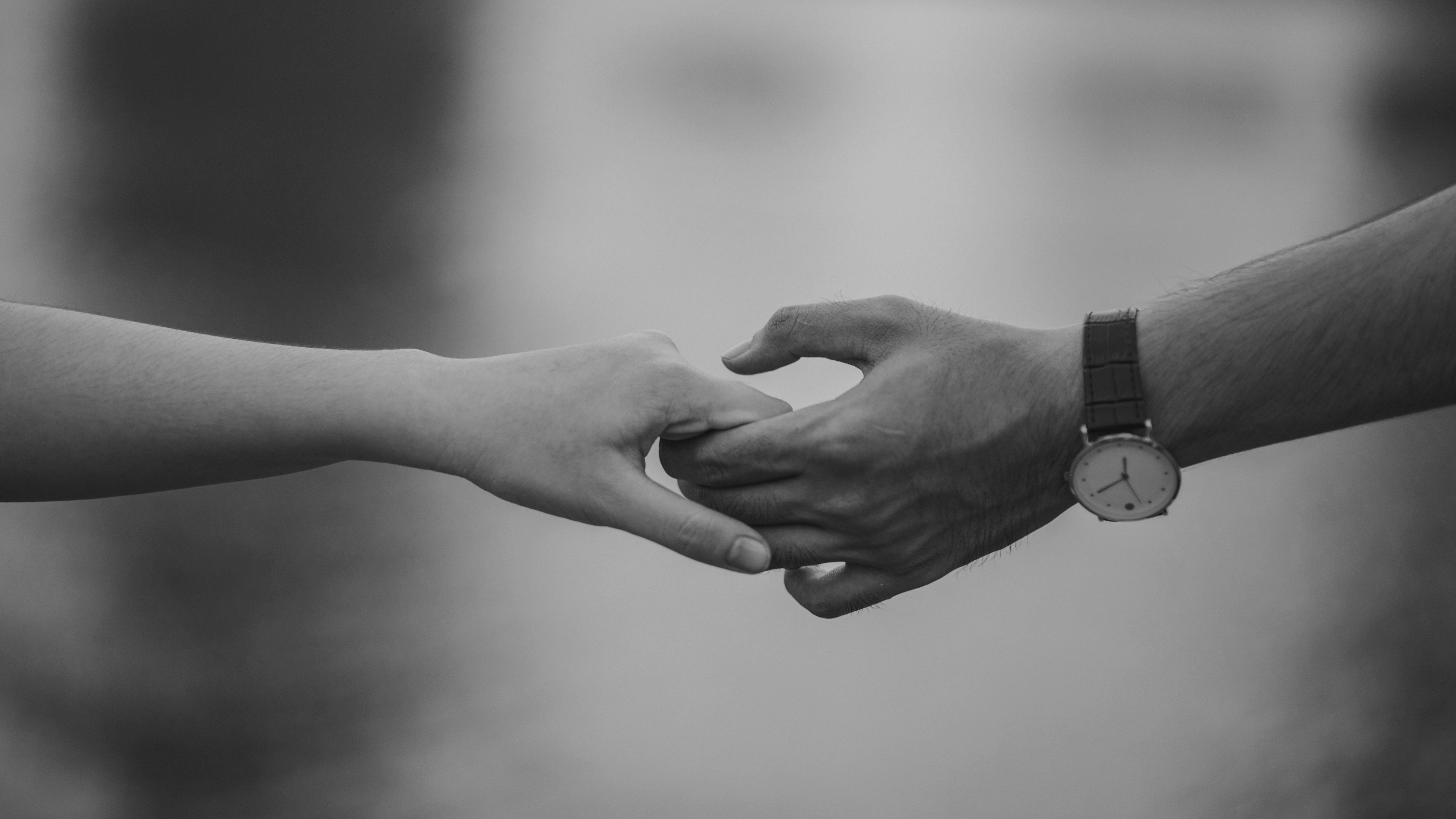 Un couple se tenant par la main | Source : Pexels