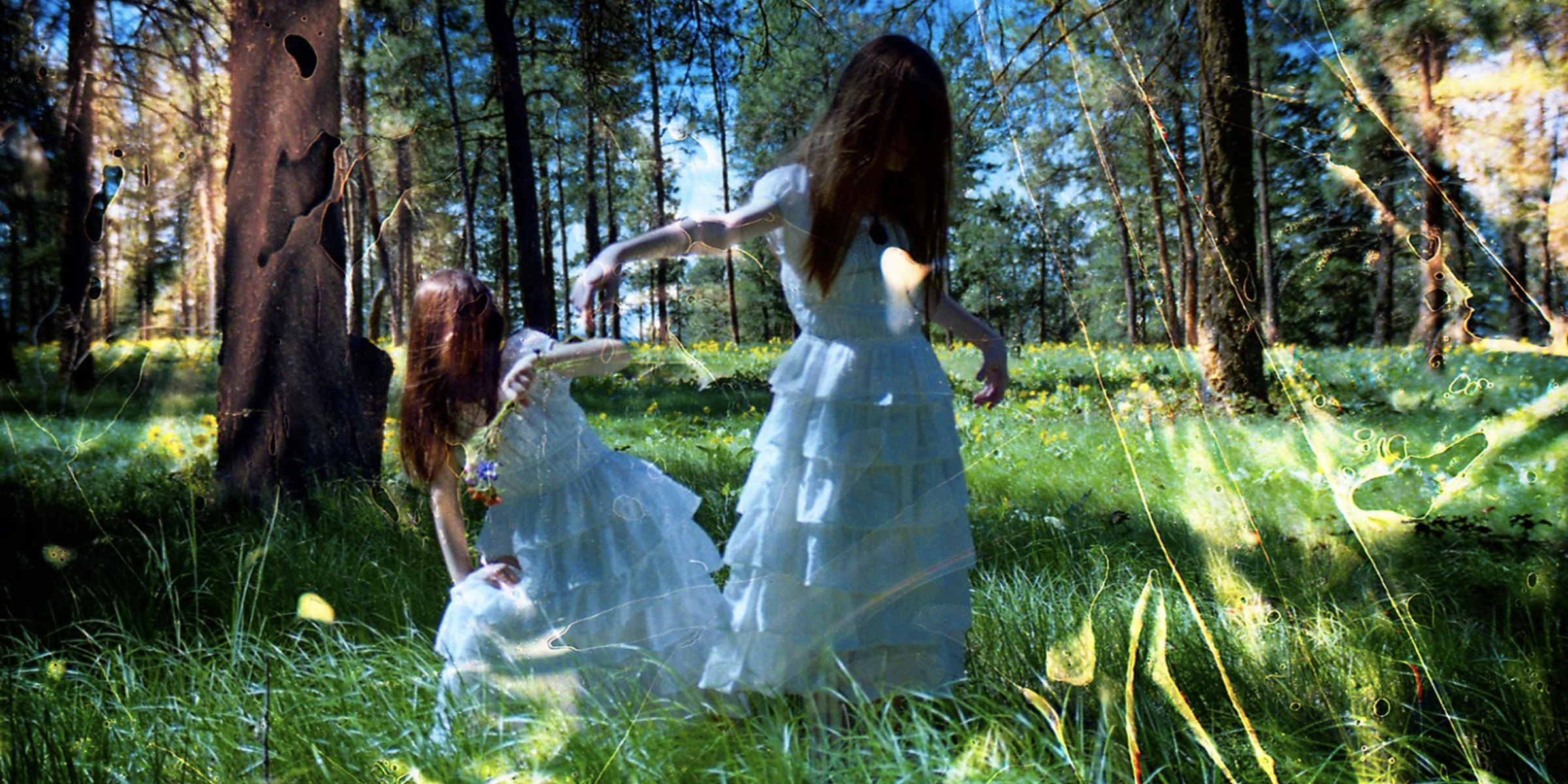 Deux filles jouant sur une pelouse | Source : Flickr