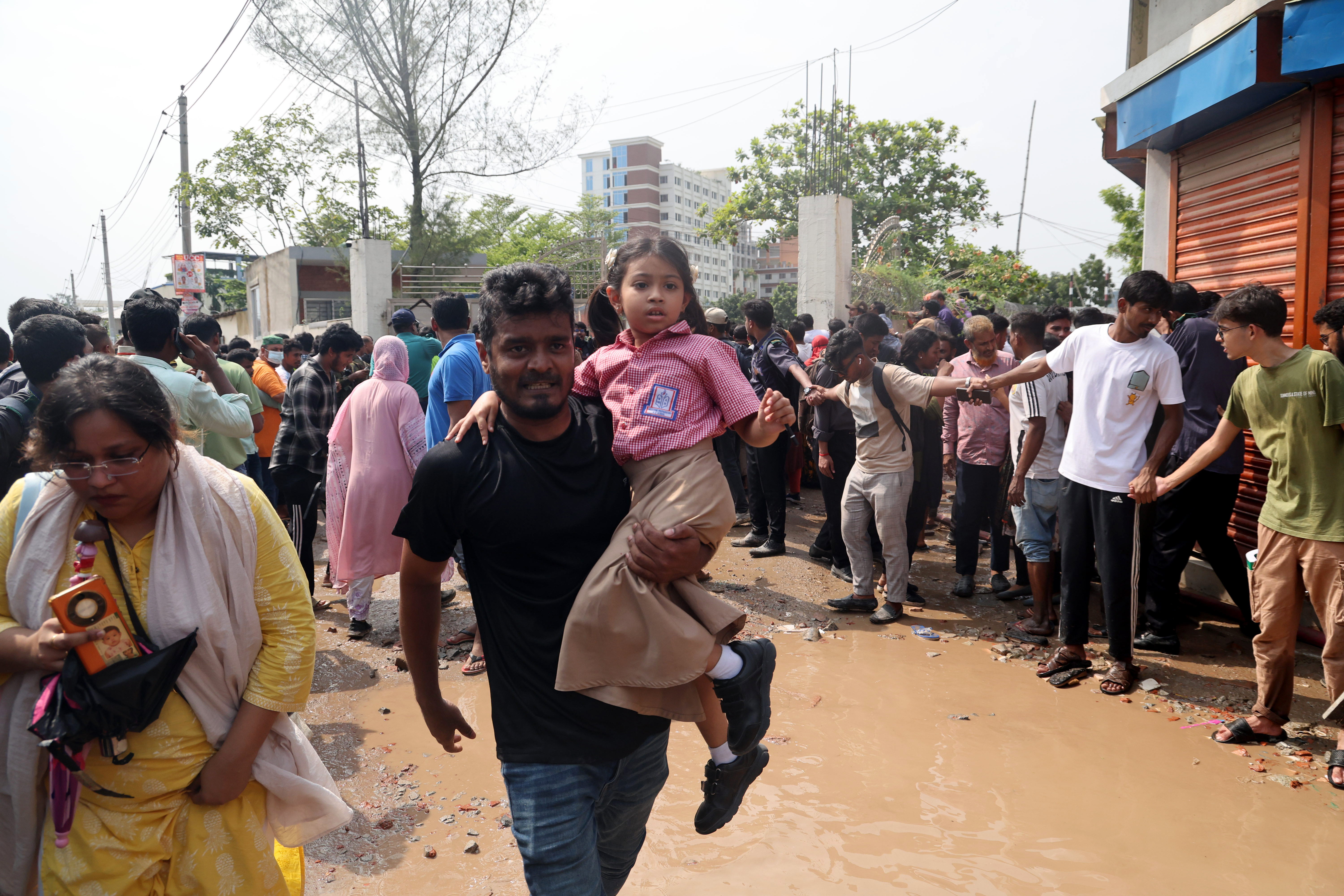 Des personnes réagissent après que l'avion F7 de l'armée de l'air du Bangladesh s'est écrasé sur un bâtiment du Milestone College à Dhaka, au Bangladesh, le 21 juillet 2025 | Source : Getty Images
