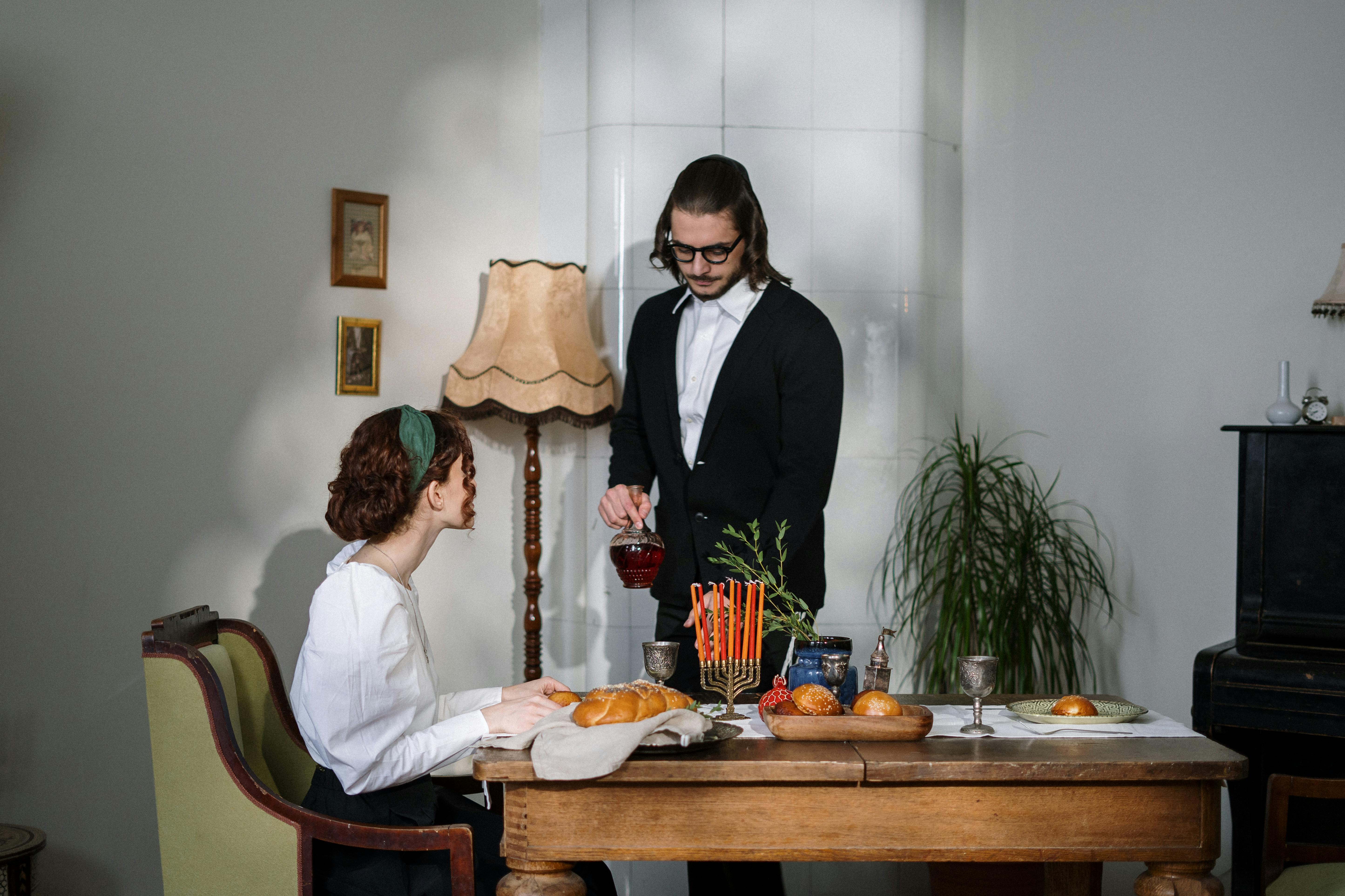 Un couple à table | Source : Pexels