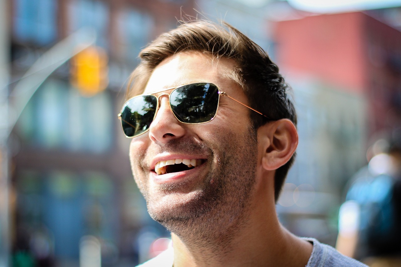 Un homme souriant | Source : Pixabay