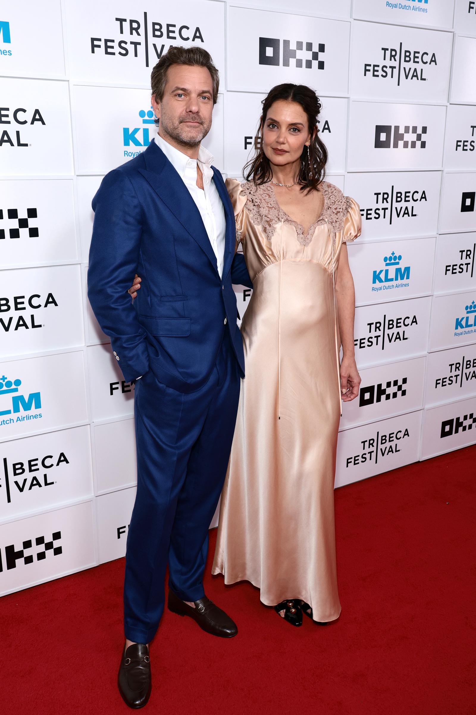 Katie Holmes et Joshua Jackson posent à la cérémonie de remise des prix.