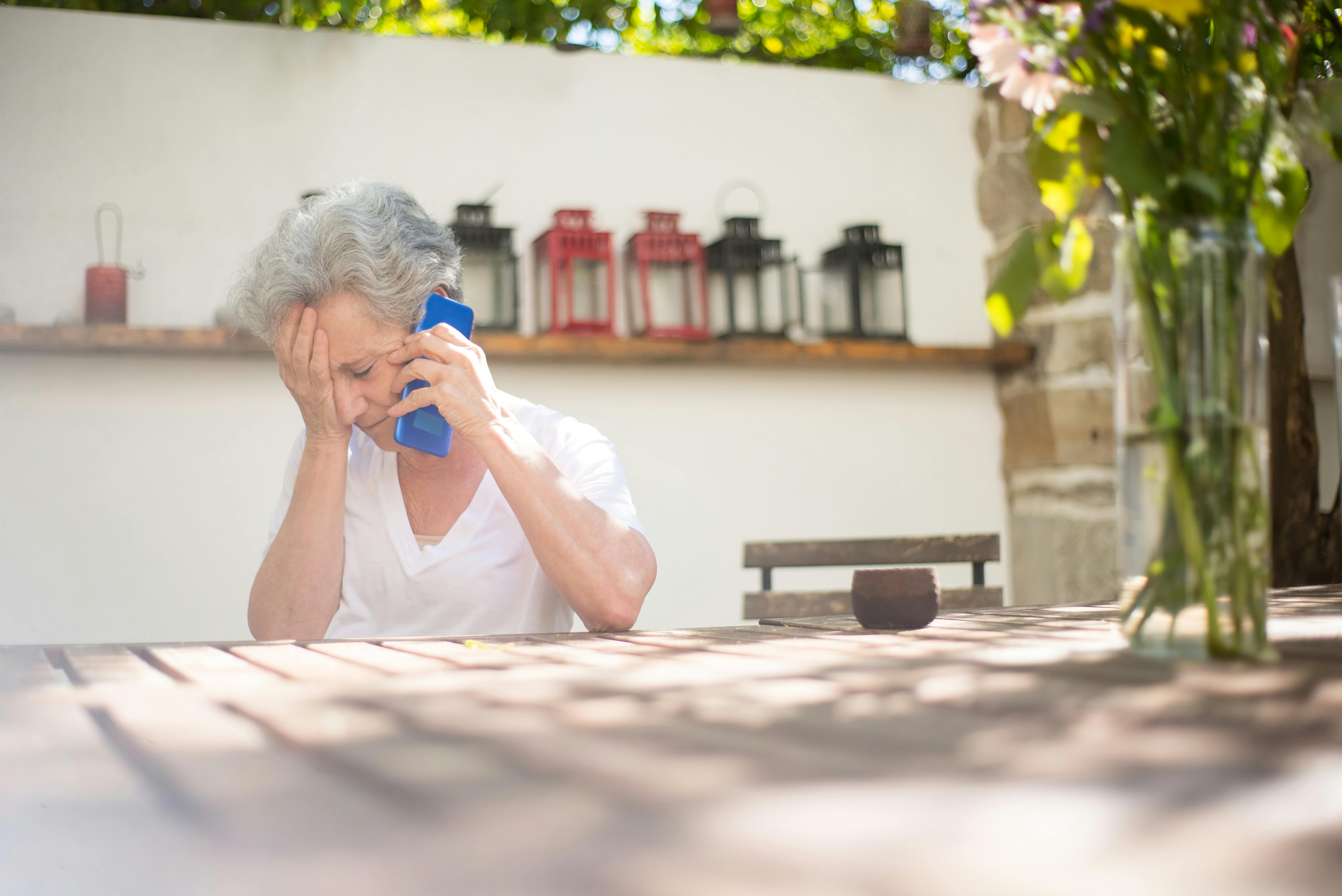 Une femme triste sur un appel | Source : Pexels