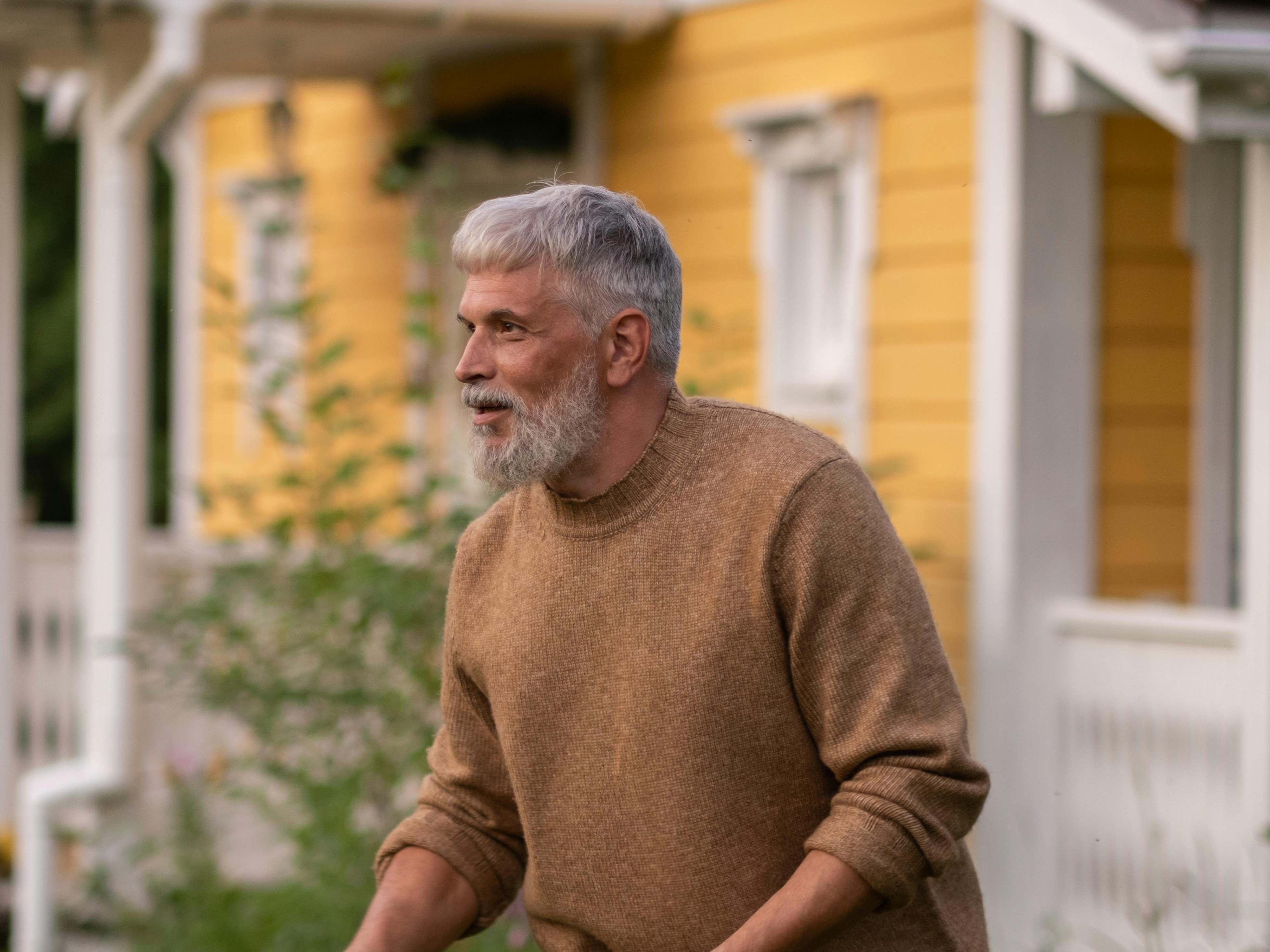 Un homme regardant par-dessus une cour arrière. | Source : Pexels