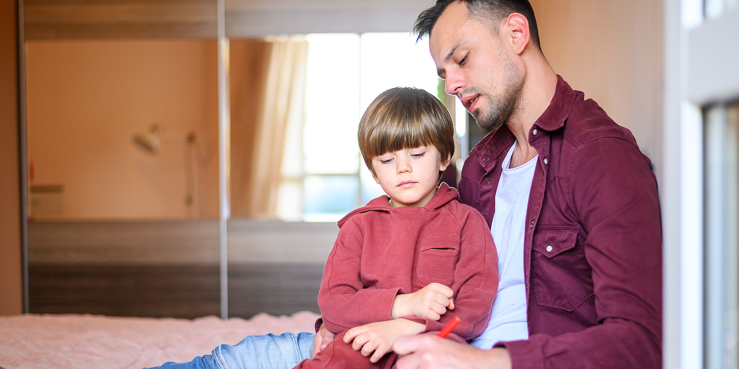 Un père et son fils assis ensemble | Source : Freepik