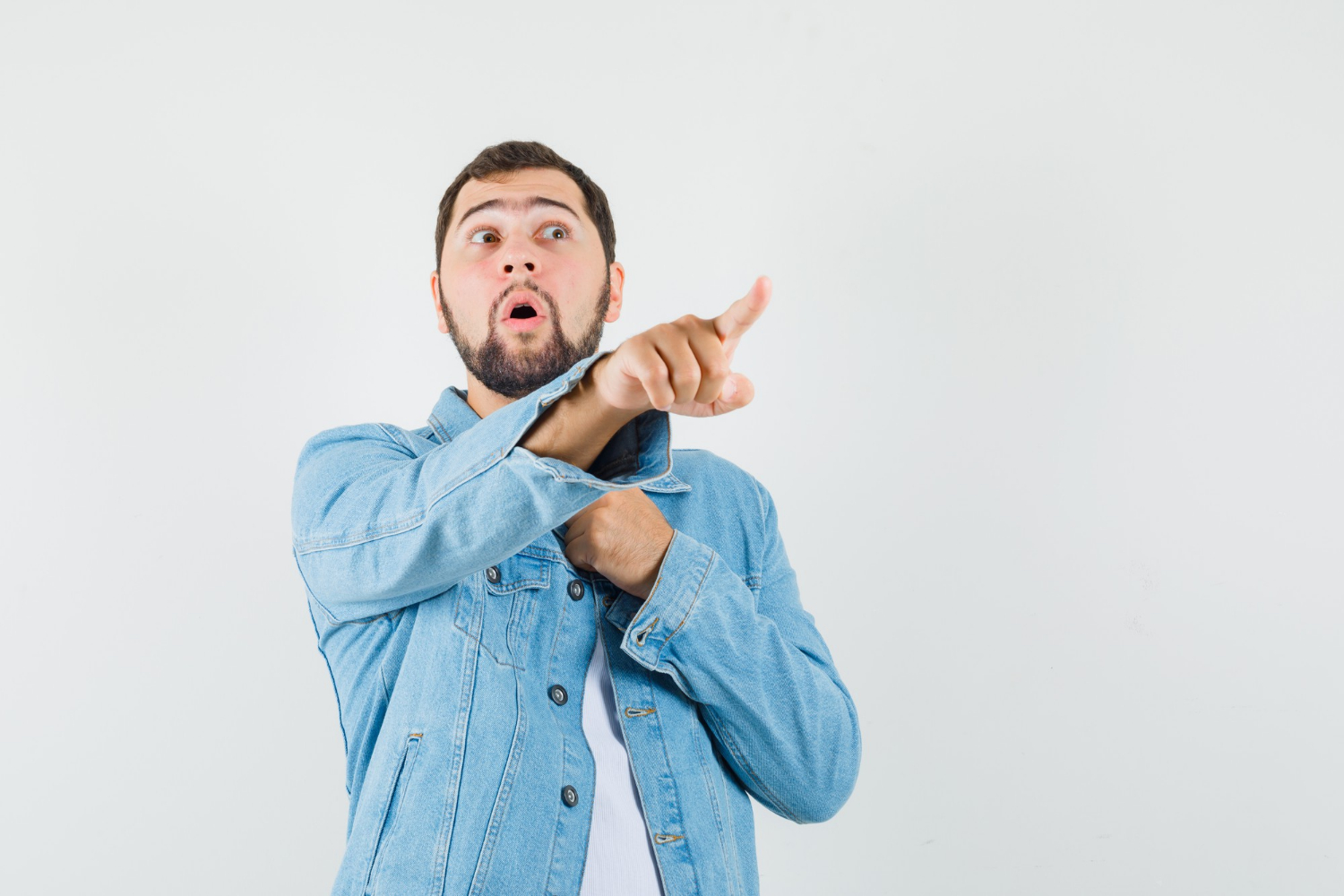 Un homme stupéfait qui pointe son doigt | Source : Freepik