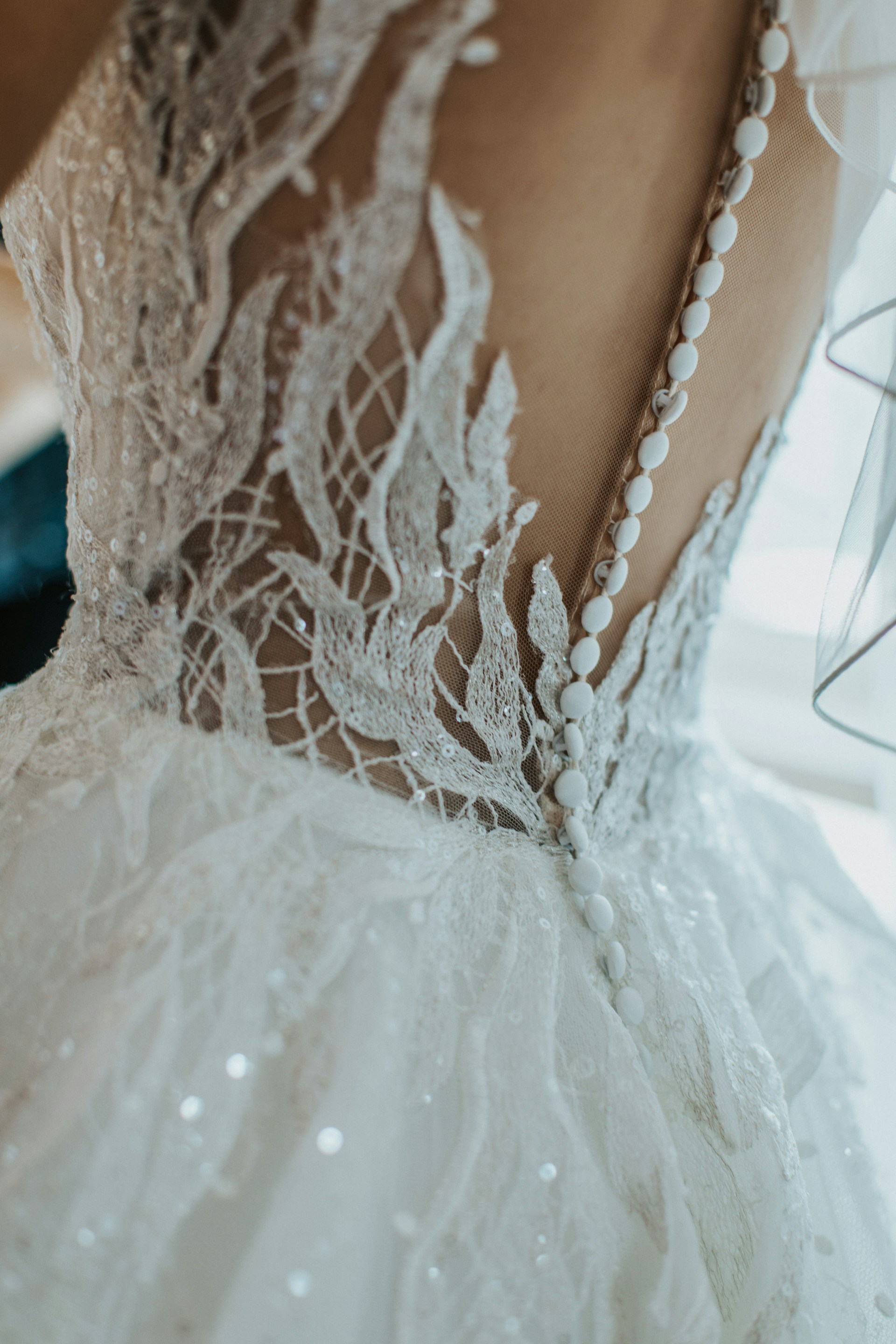 Gros plan sur une robe de mariée | Source : Unsplash