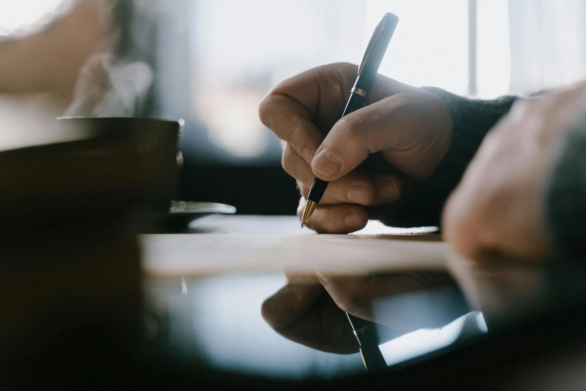 Un homme qui écrit une lettre | Source : Pexels